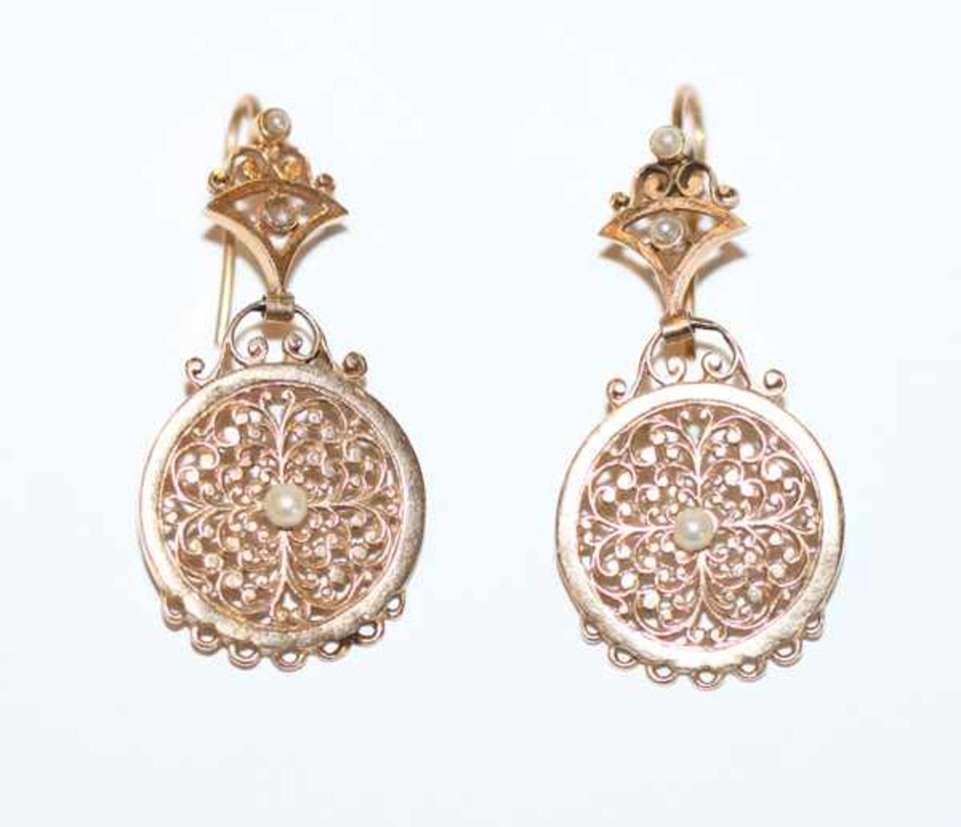 Paar dekorative 12 k (500 Gold) Ohrhänger mit kleinen Perlchen, eine Perle fehlt, L 3,8 cm, schöne