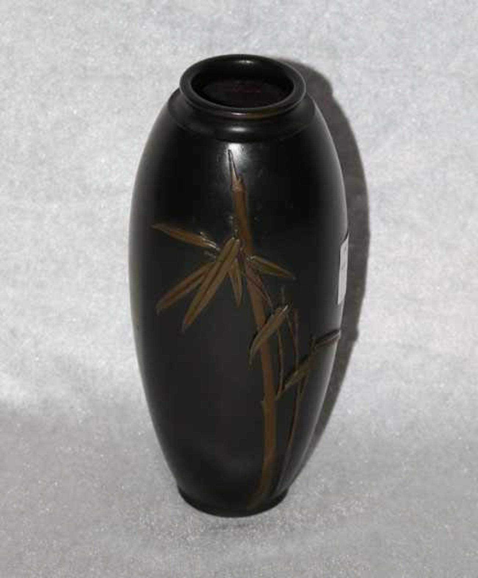 Vase, Bronze, braun patiniert, auf der Wandung Bambusrelief wohl aus Kupfer, auf der Wandung und