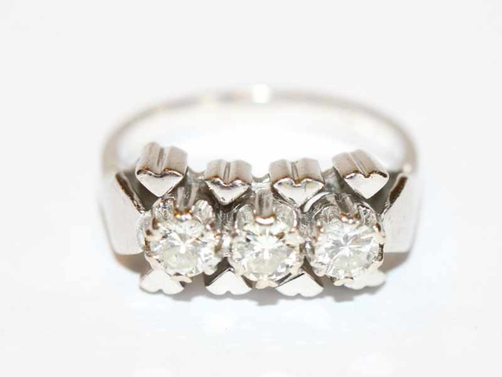 14 k Weißgold Diamant-Ring mit 3 Diamanten, zus. ca. 0,83 ct,, klassische Handarbeit, Gr. 59