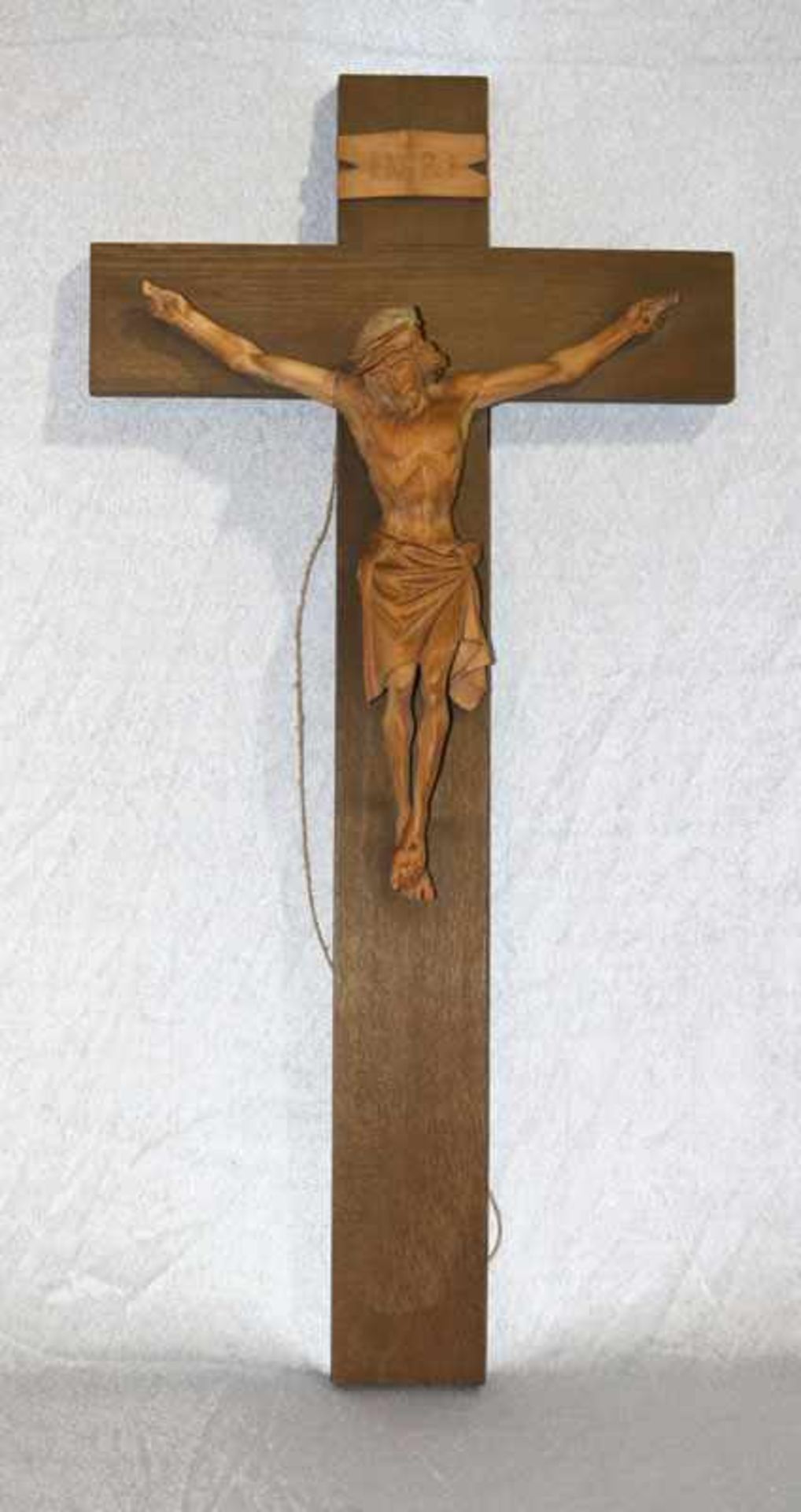 Holzkreuz mit Korpus Christi, wohl Oberammergau, Finger beschädigt, H 70 cm, B 35 cm