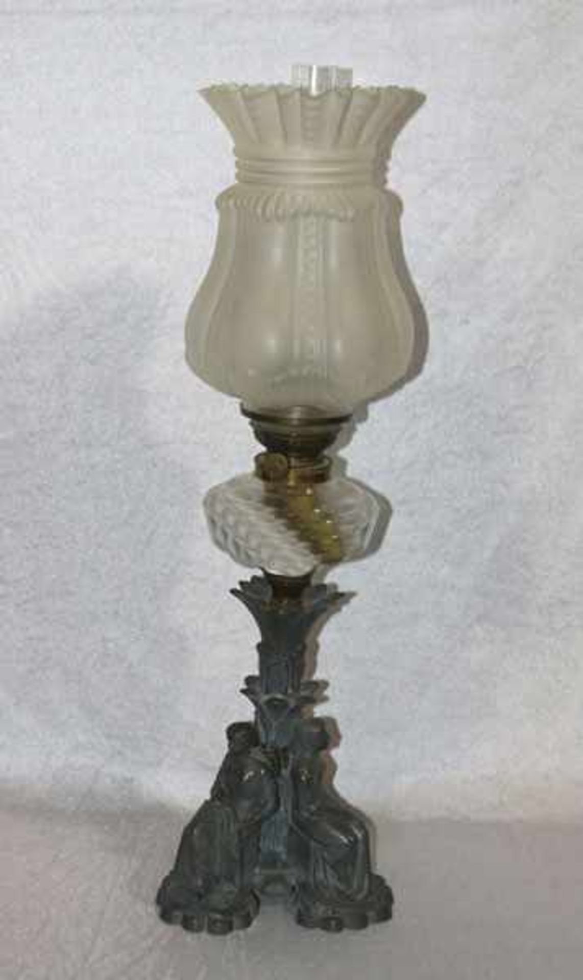 Petroleumlampe, Metallfuß mit figürlicher Darstellung, beschädigt und geklebt, mattierter