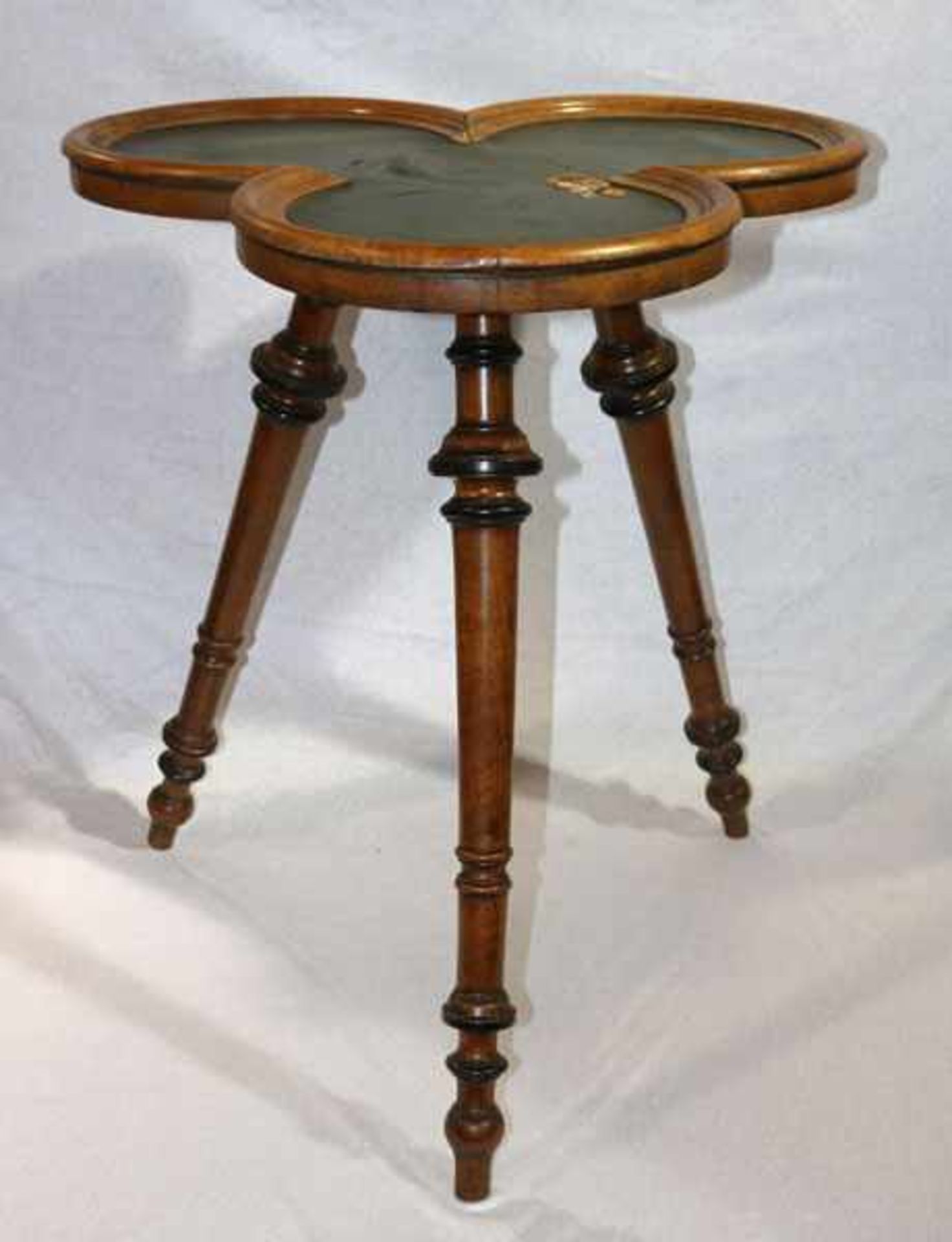 Tisch auf 3 gedrechselten Beinen in Kleeblattform, Tischplatte mit Leder ?, H 68 cm, D 60 cm,