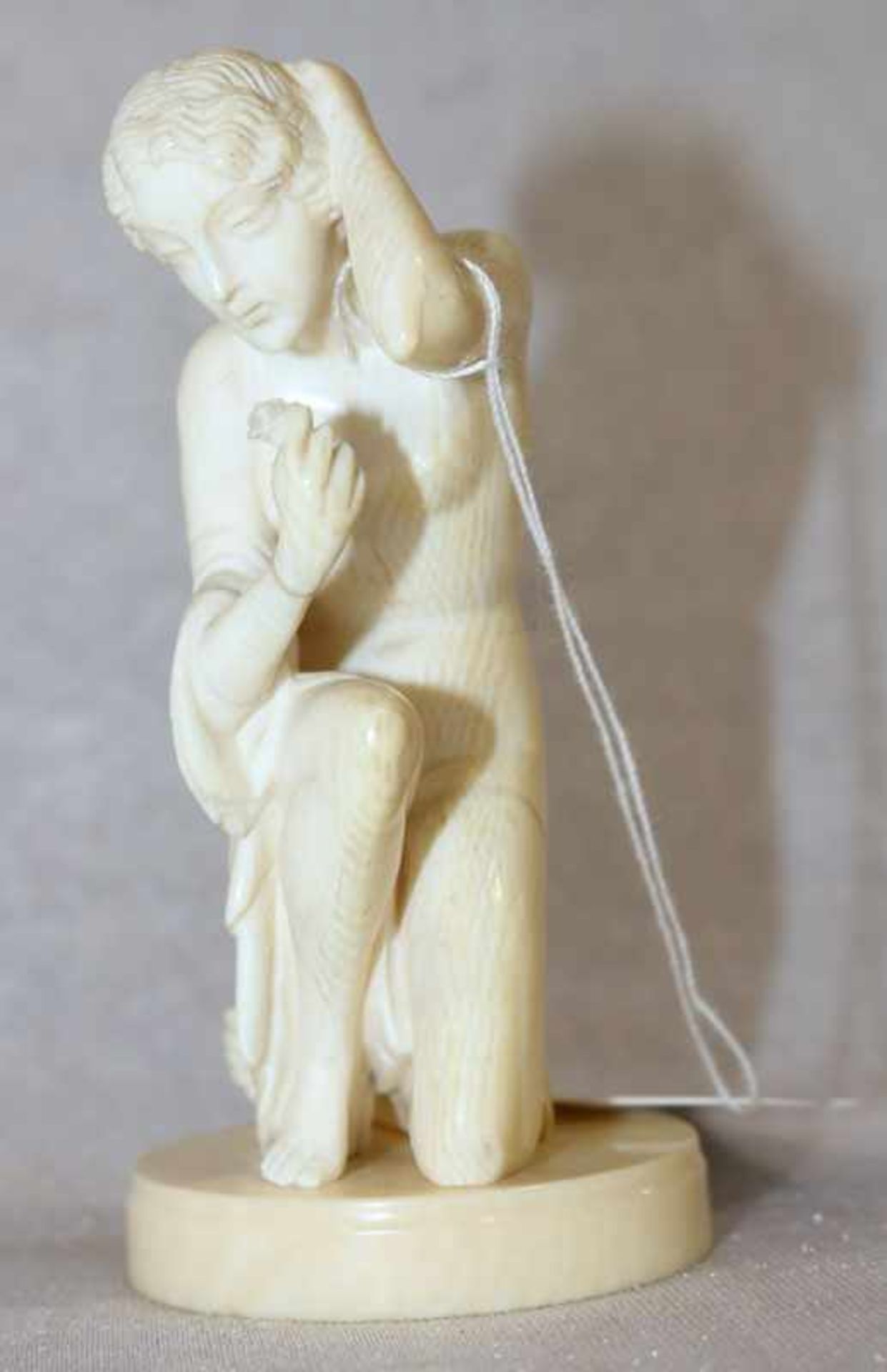 Elfenbein Figurenskulptur 'Knieende Frau', auf runder Plinthe, Hand geklebt, komplett ?, H 10 cm,