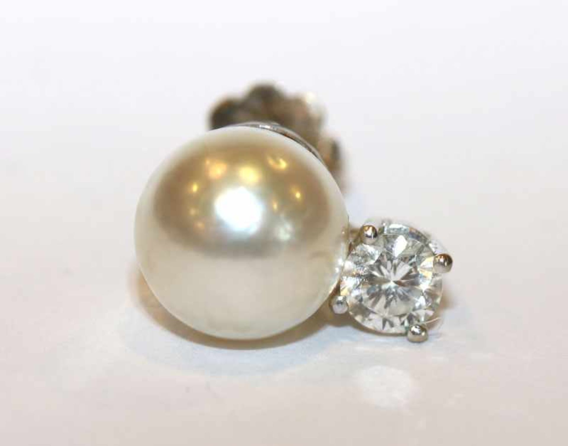 Ein 14 k Weißgold Perlen/Diamant Ohrstecker in klassischer Art