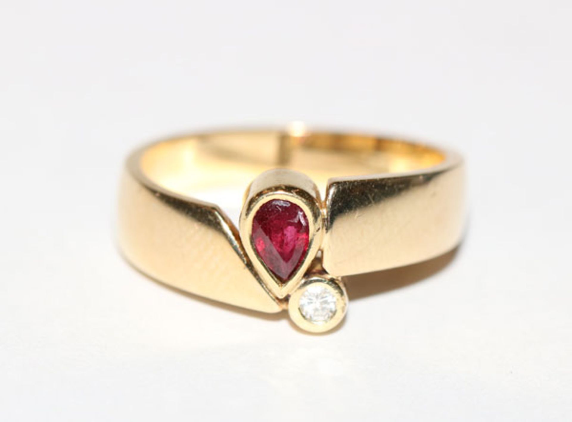 14 k Gelbgold Ring mit Diamant und Rubin, beschädigt, 4,6 gr., Gr. 53