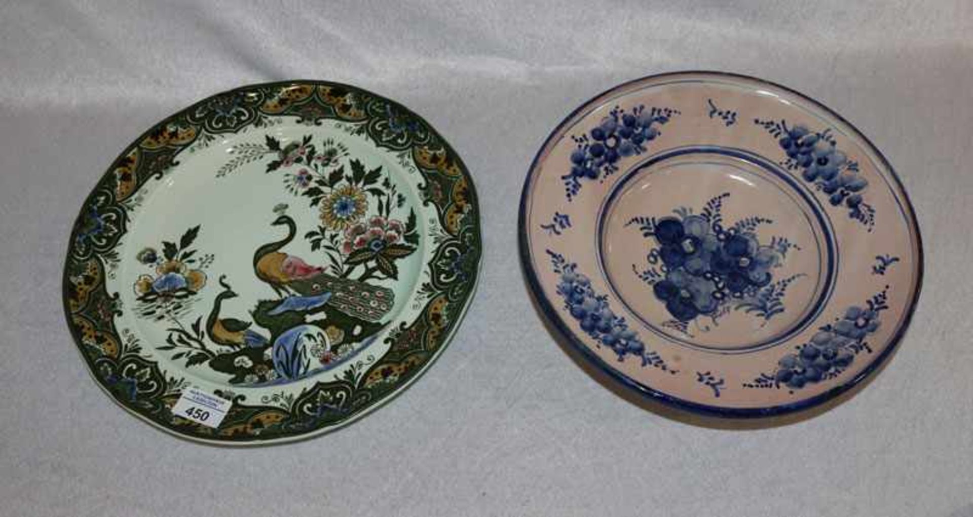 Villeroy & Boch Teller, 'Paon', D 32 cm, und Keramikschale mit blauem Blumendekor, D 29 cm,