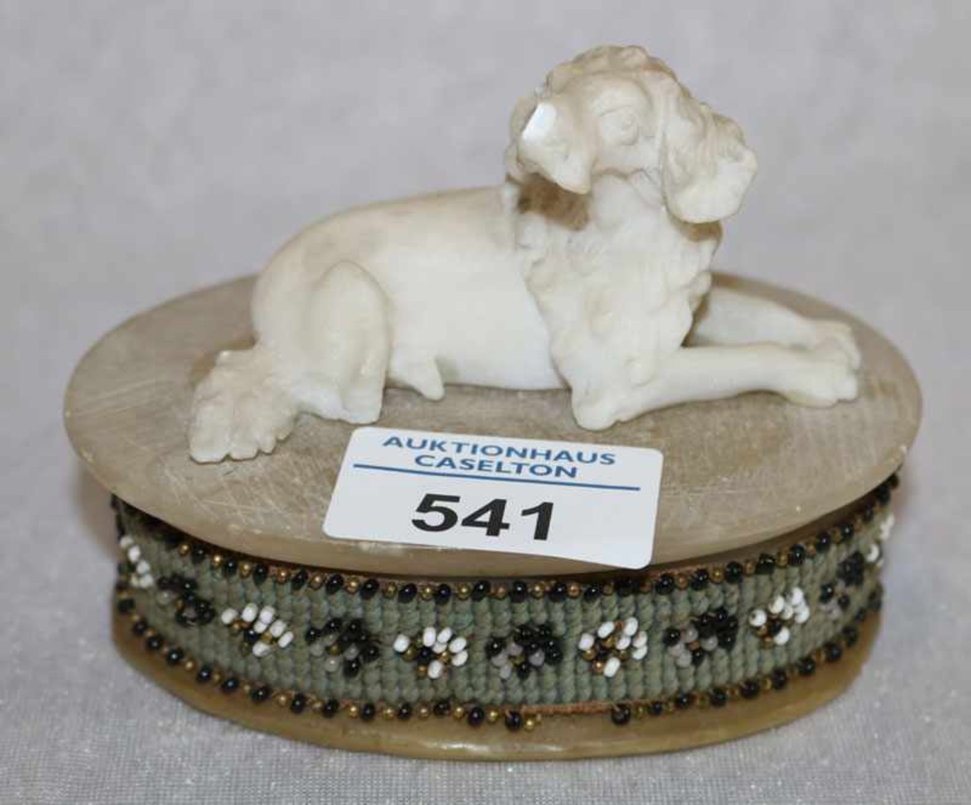 Ovale Deckeldose aus Alabaster ?, Deckel mit plastischem Hund, Nase bestossen, H 8 cm, L 11 cm, B