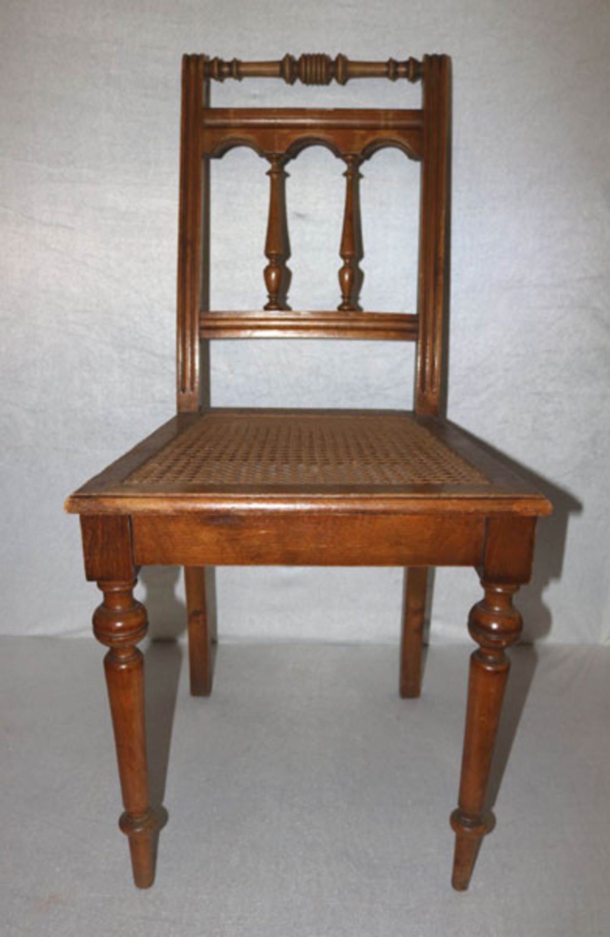 2 Holzstühle, teils gedrechselt, Sitz mit Flechteinlagen, teils beschädigt, H 94 cm, B 45 cm, T 41