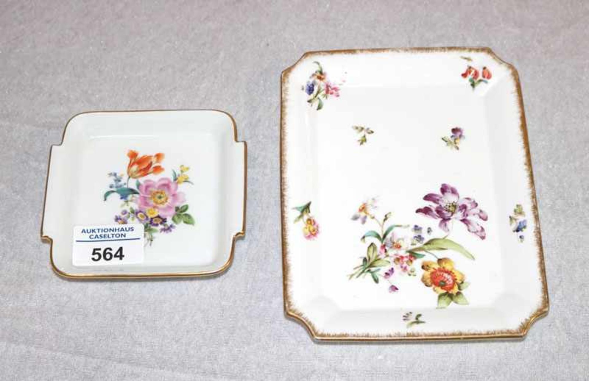 Meissen Schälchen mit Blumenmalerei und Goldrand, H 2 cm, 10 cm x 10 cm, und Porzellanplatte mit