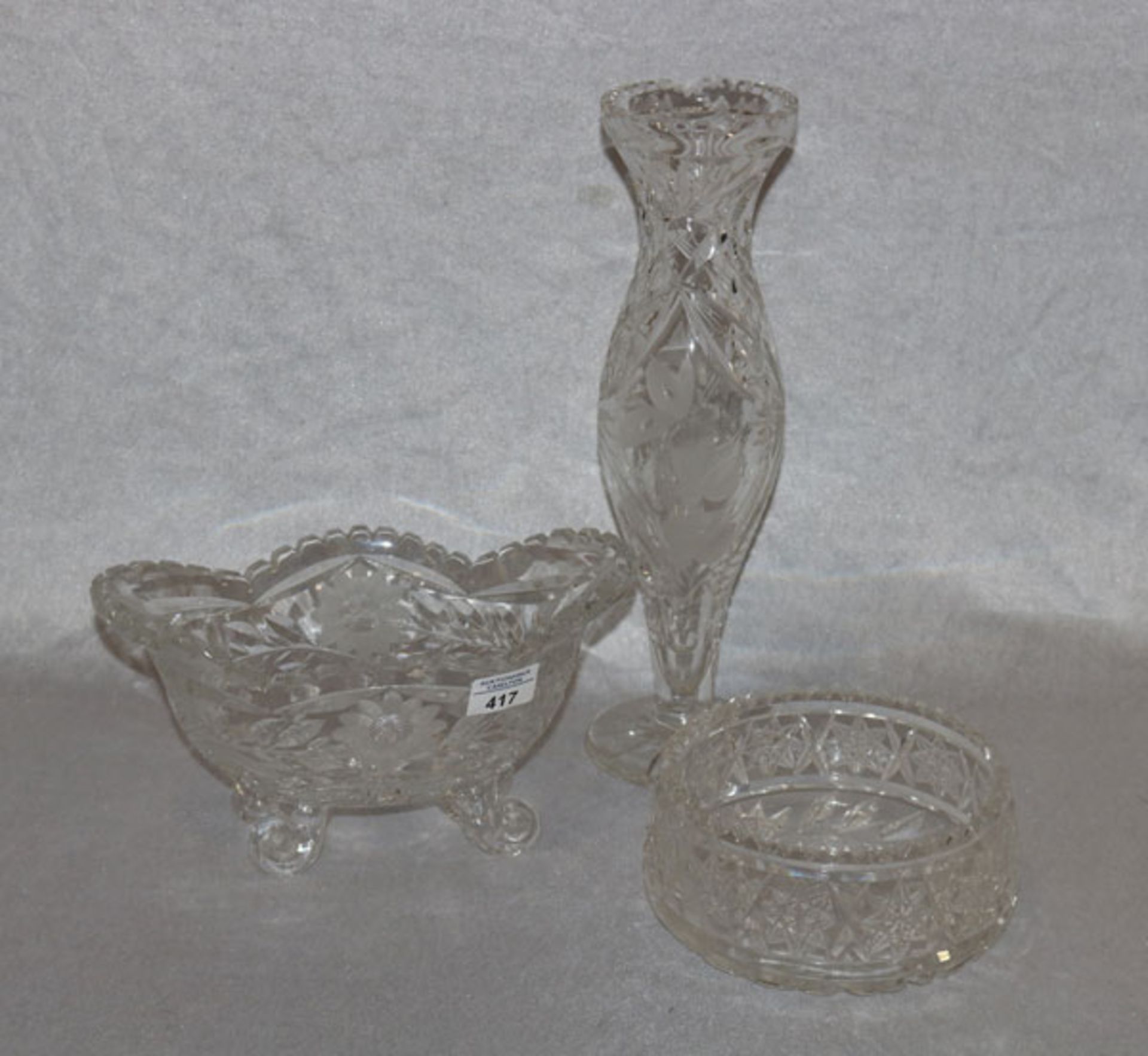 Kristallglas-Konvolut: Vase, H 37 cm, Schale auf Füßen, H 15 cm, L 27 cm, B 16 cm, und runde Schale,