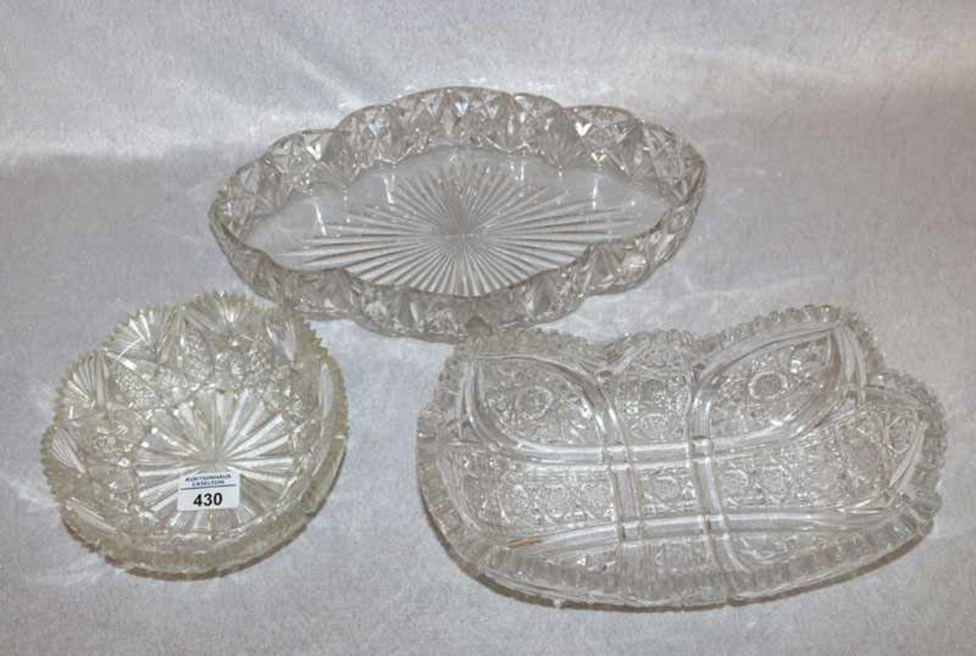 3 Kristallglas Schalen in verschiedenen Formen, H 6/9 cm, L 30/34 cm, D 18 cm, schön geschliffen,