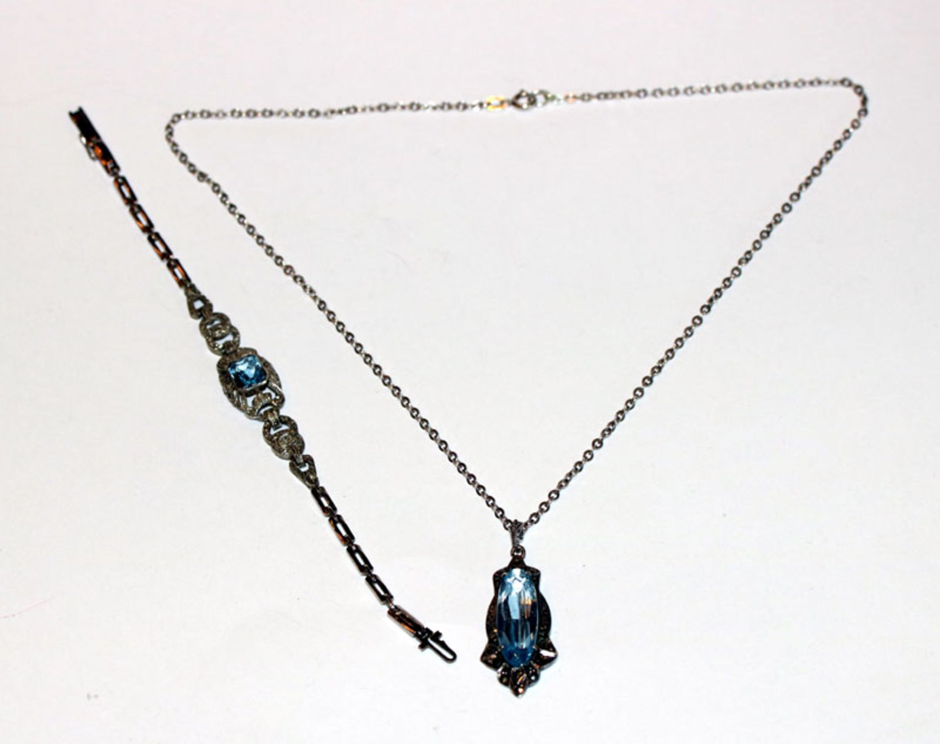 Silber Kette, L 46 cm, mit Anhänger und blauem Glasstein, L 4,5 cm, und Silber Armband mit blauem