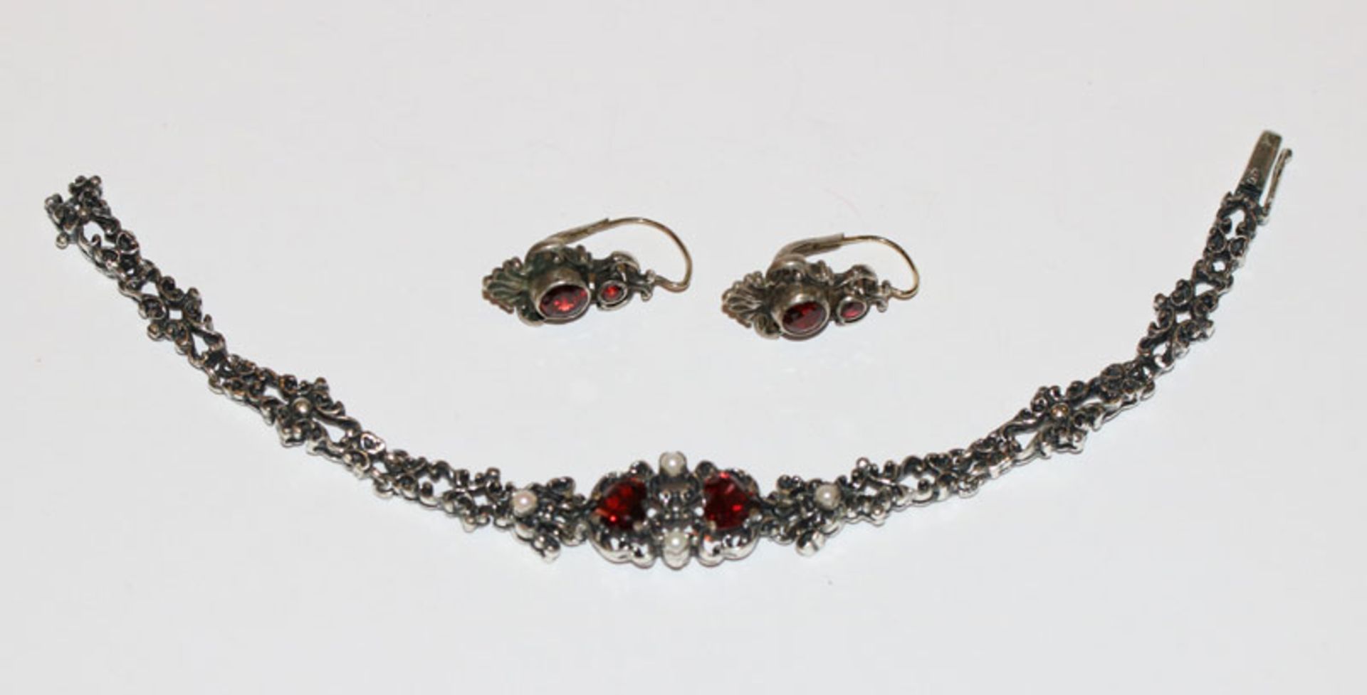 Trachten-Armband, 835 Silber mit Granaten und Perlen, L 18 cm, und Paar passende Ohrhänger