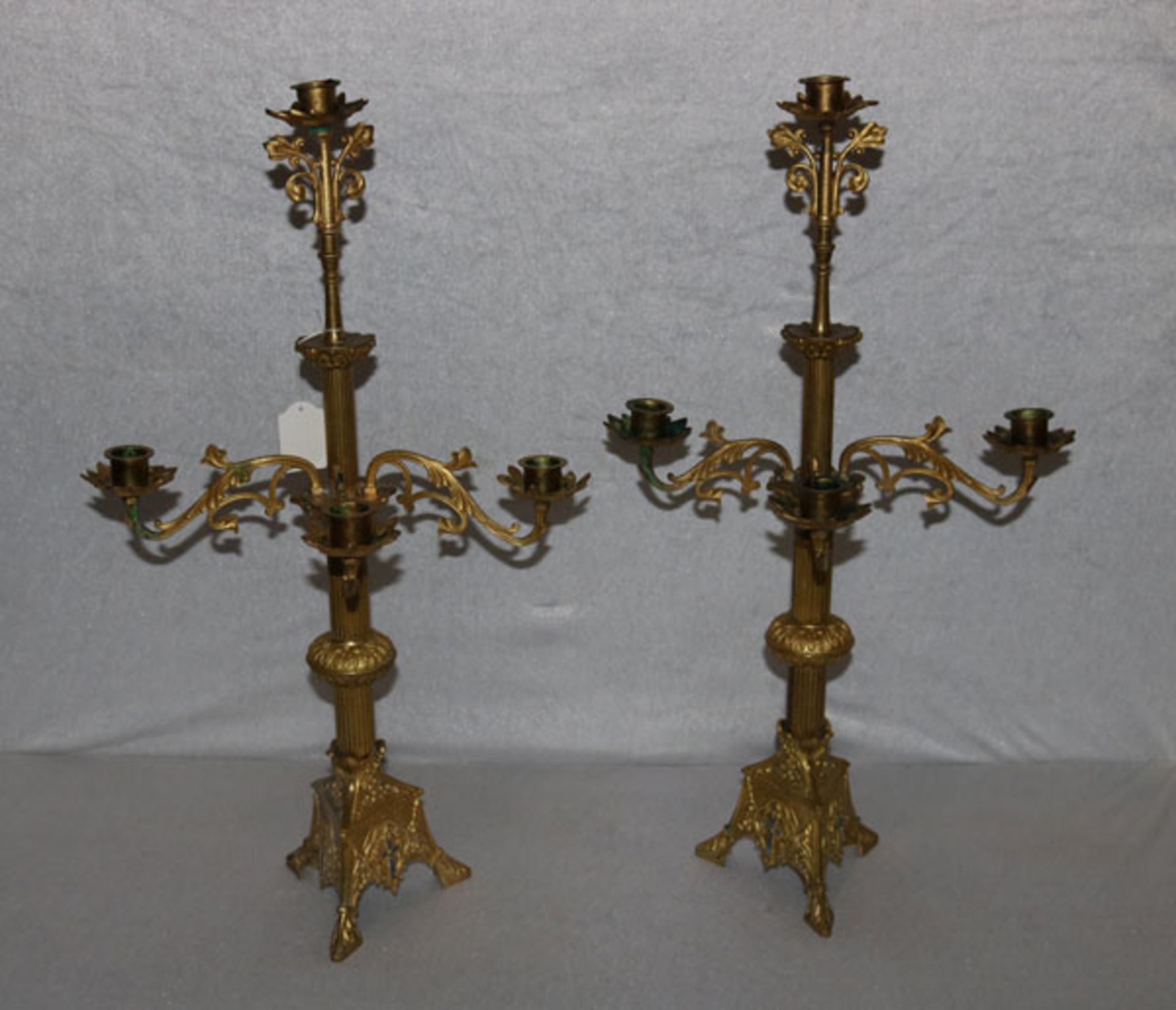 Paar dekorative Girandolen, Frankreich 19. Jahrhundert, feuervergoldet, Stand auf 3 Beinen, für je 4