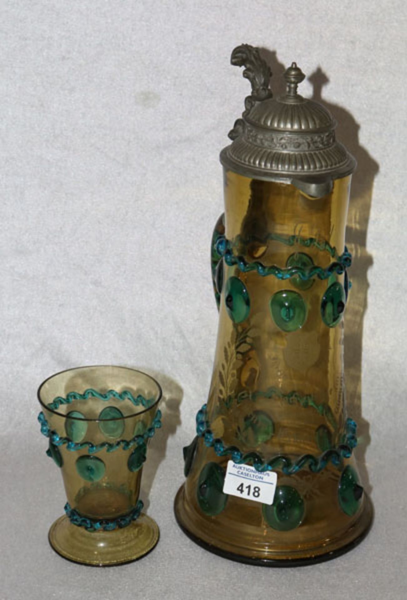 Glas Henkelkrug um 1900, grün mit Noppen- und Wellendekor, mit gravierter Widmung, Zinndeckel, H