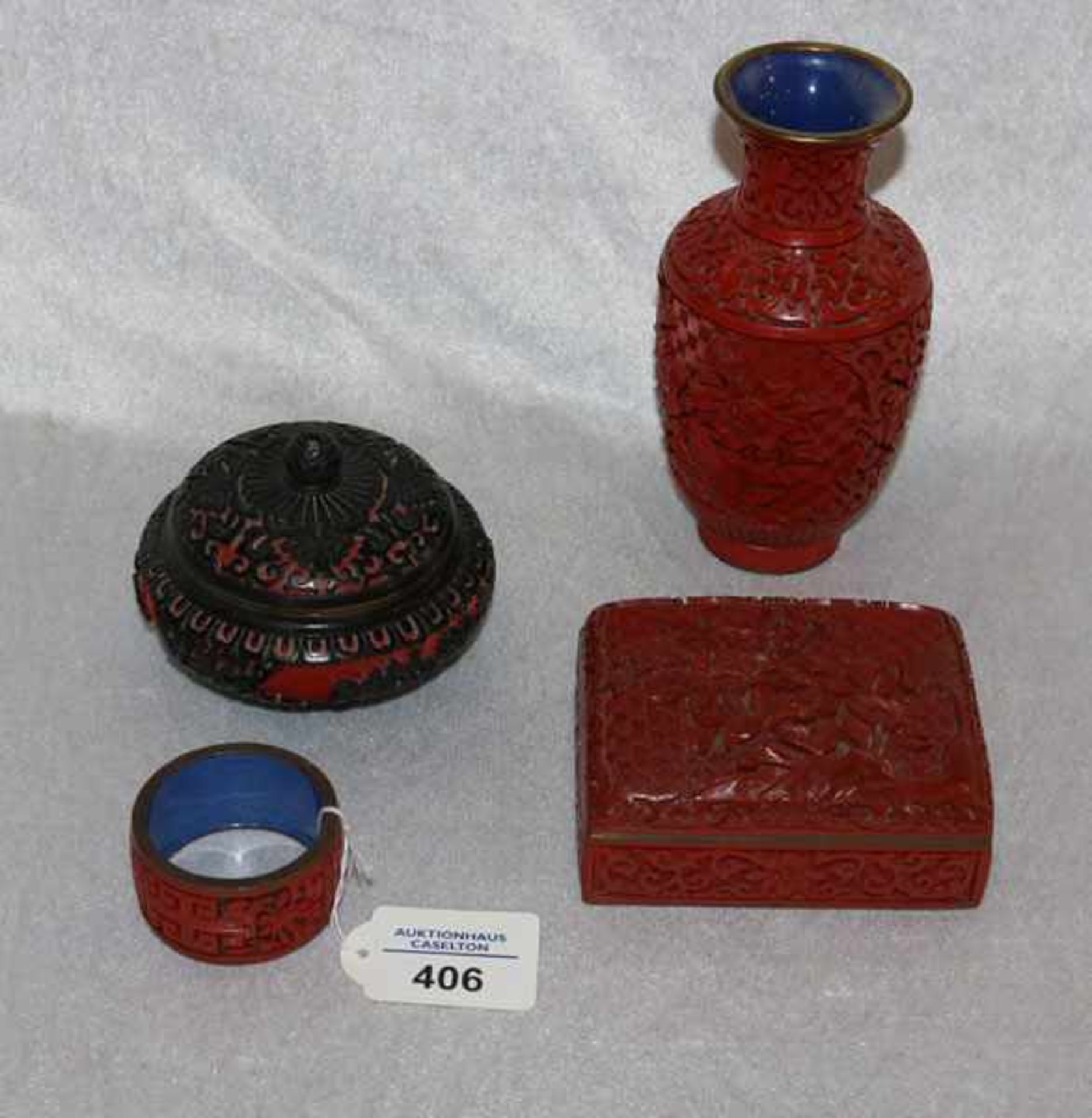 Chinalack-Konvolut: Vase, H 15 cm, 2 Dosen, rund und eckig, H 4/6 cm,sowie Serviettenring, gut