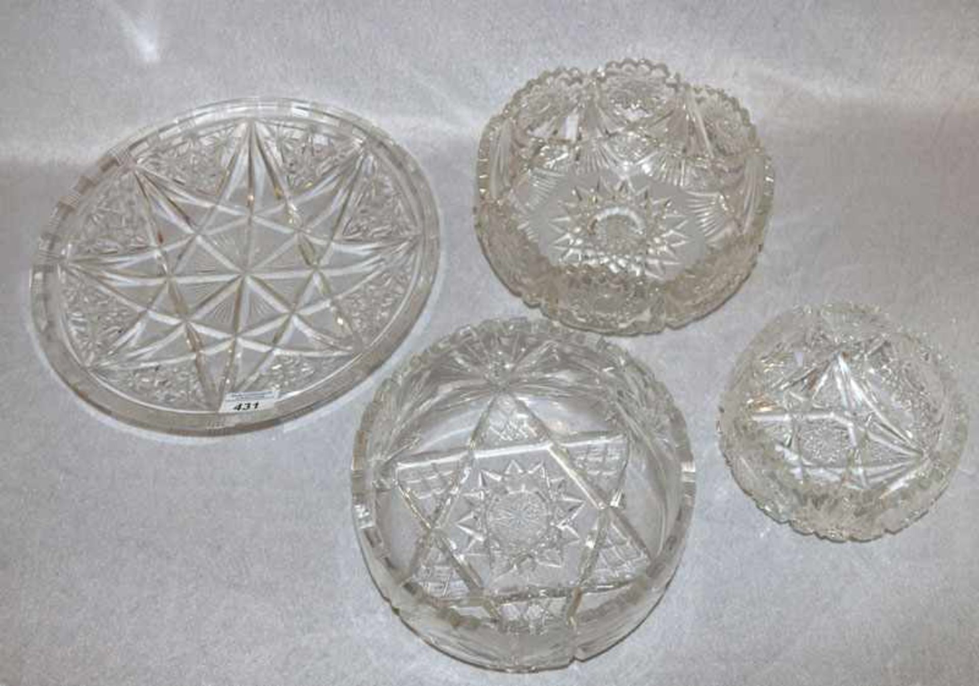 Kristallglas-Konvolut von 4 verschiedenen Schalen mit Schliffdekor, H 4,5/9 cm, D 14/30 cm,