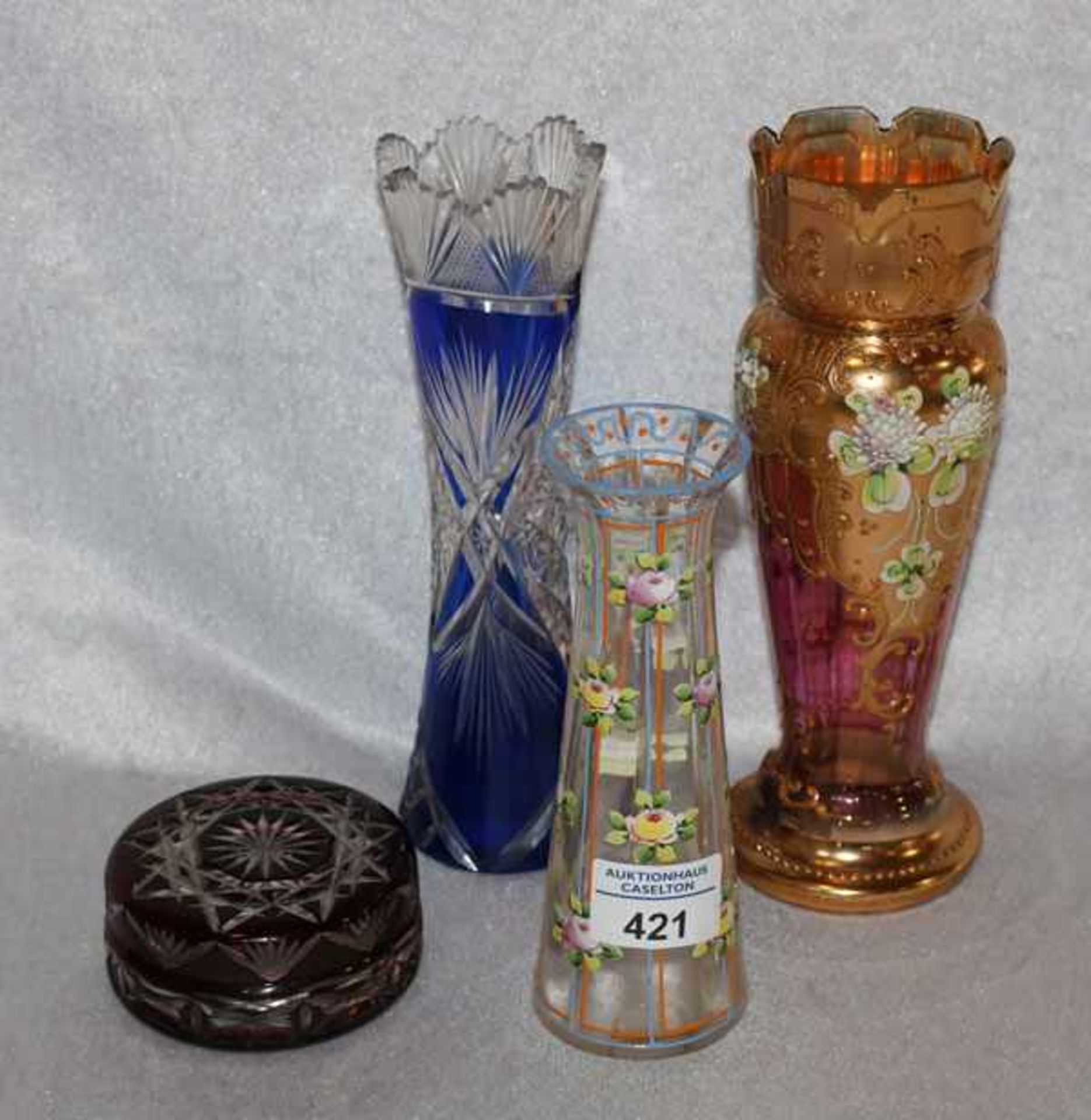 Glas-Konvolut: böhmische Vase mit Gold- und Blumendekor, H 22 cm, D 8 cm, Vase mit Blumendekor, H 17