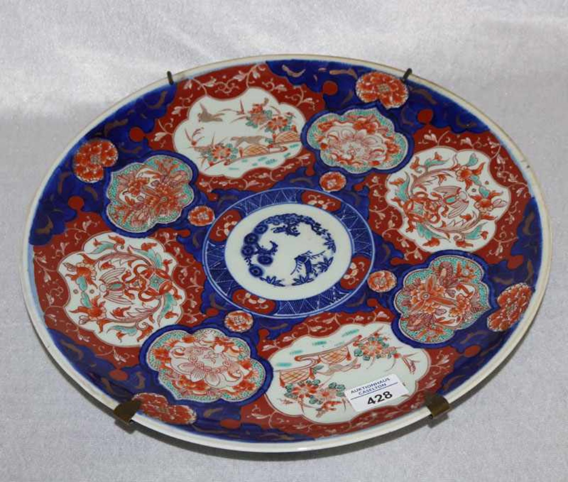 Asiatischer Wandteller mit rot/blauem Dekor, D 39 cm