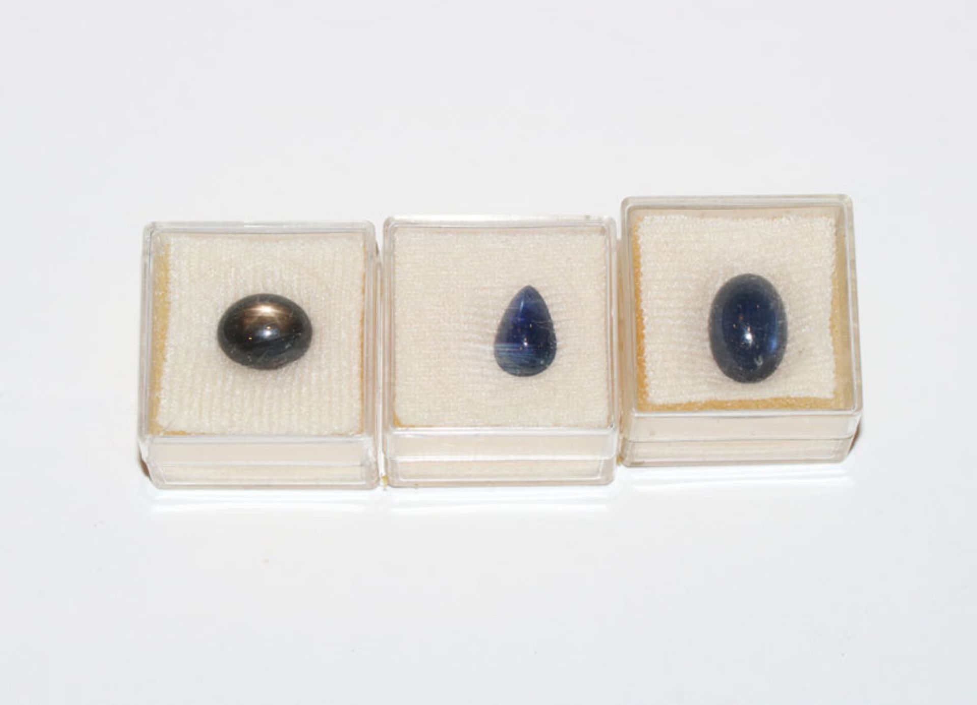 2 Safir Cabochons, 8,33 ct. und Tropfen 3,10 ct., und Sternsafir, 7,31 ct.