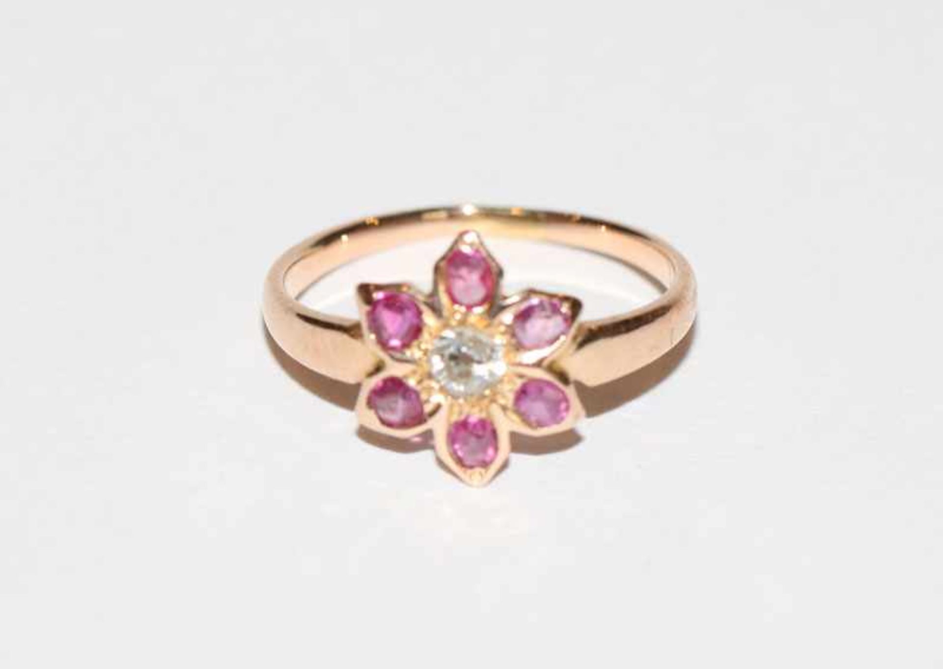 14 k Roségold (geprüft) Ring in Blütenform mit Diamant und 6 Rubinen, um 1920, Gr. 53