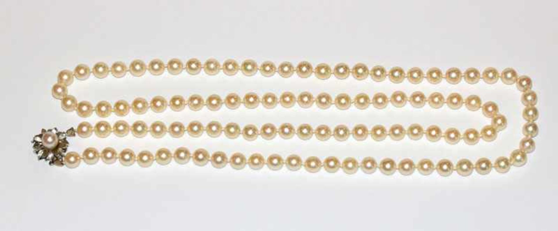 Perlenkette, ca. 7,5 mm Perlen, mit 18 k Weißgold Schließe in Blütenform mit einer Perle besetzt,
