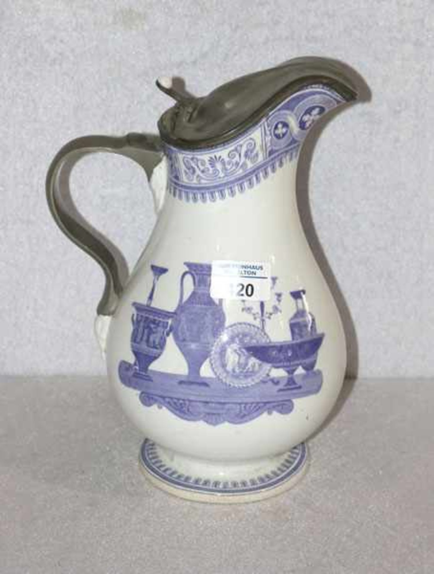Keramik Henkelkrug mit blauem Vasen- und Leuchterdekor, Zinn-Deckel und Henkel, 19. Jahrhundert,