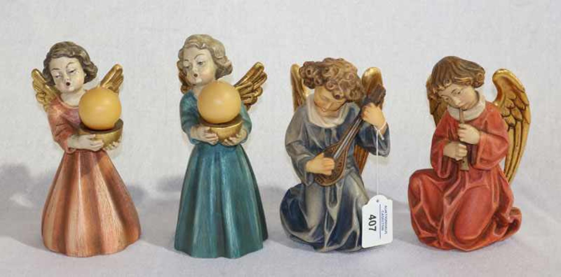 Holz Skulpturen: 2 Leuchterengel, H 19/21 cm, und 2 musizierende Engel, H 18/20 cm, alle farbig