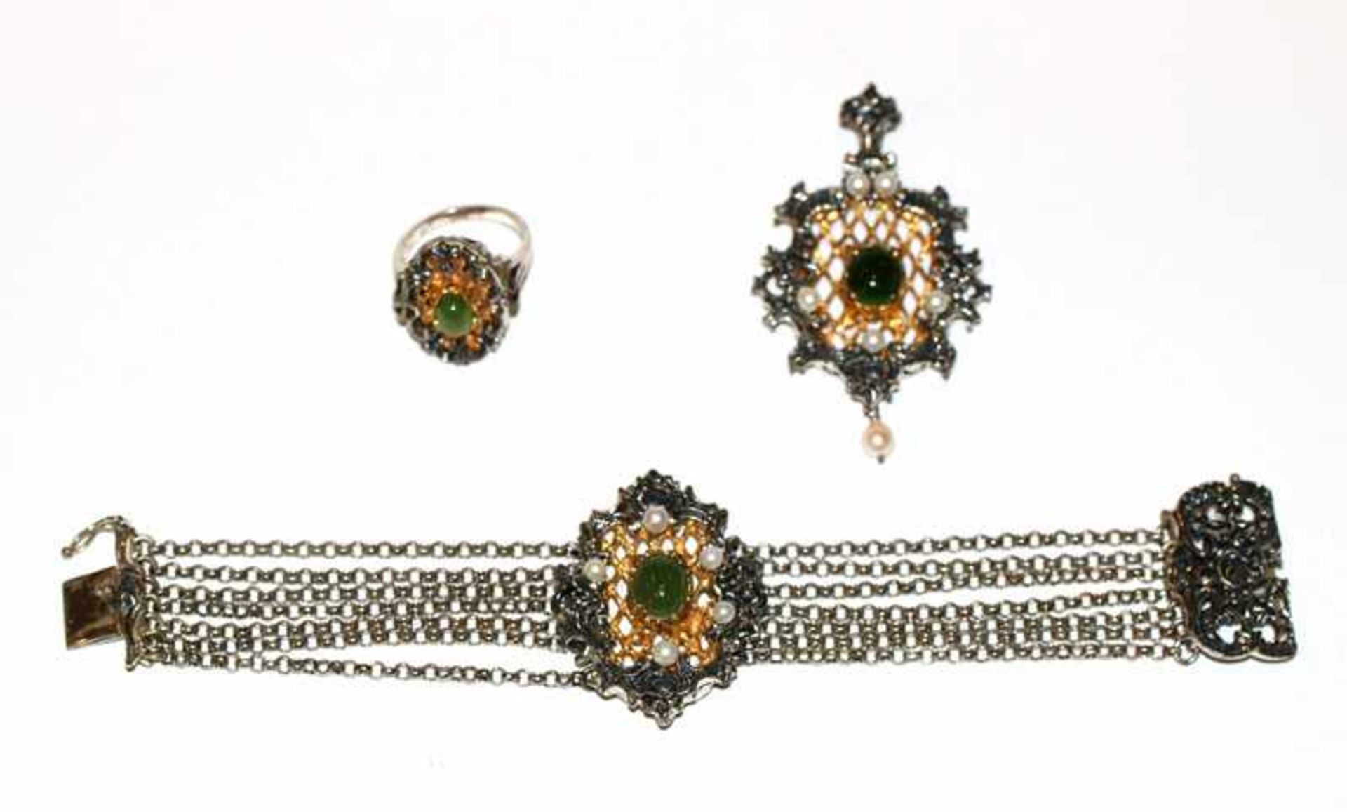 Schmuckset, 835 Silber, teils vergoldet mit Jade und Perlen: Anhänger, L 6,5 cm, B 4 cm, Armband,