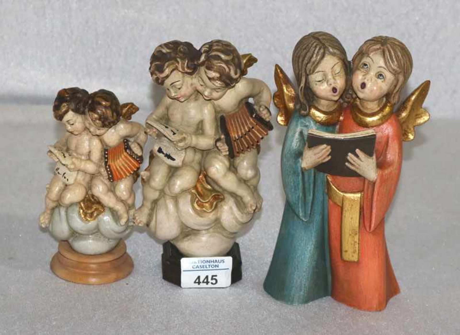 3 Holzfigurengruppen: 2 singende Engel, H 20 cm, 2 musizierende Engelspaare, H 15/19 cm, alles