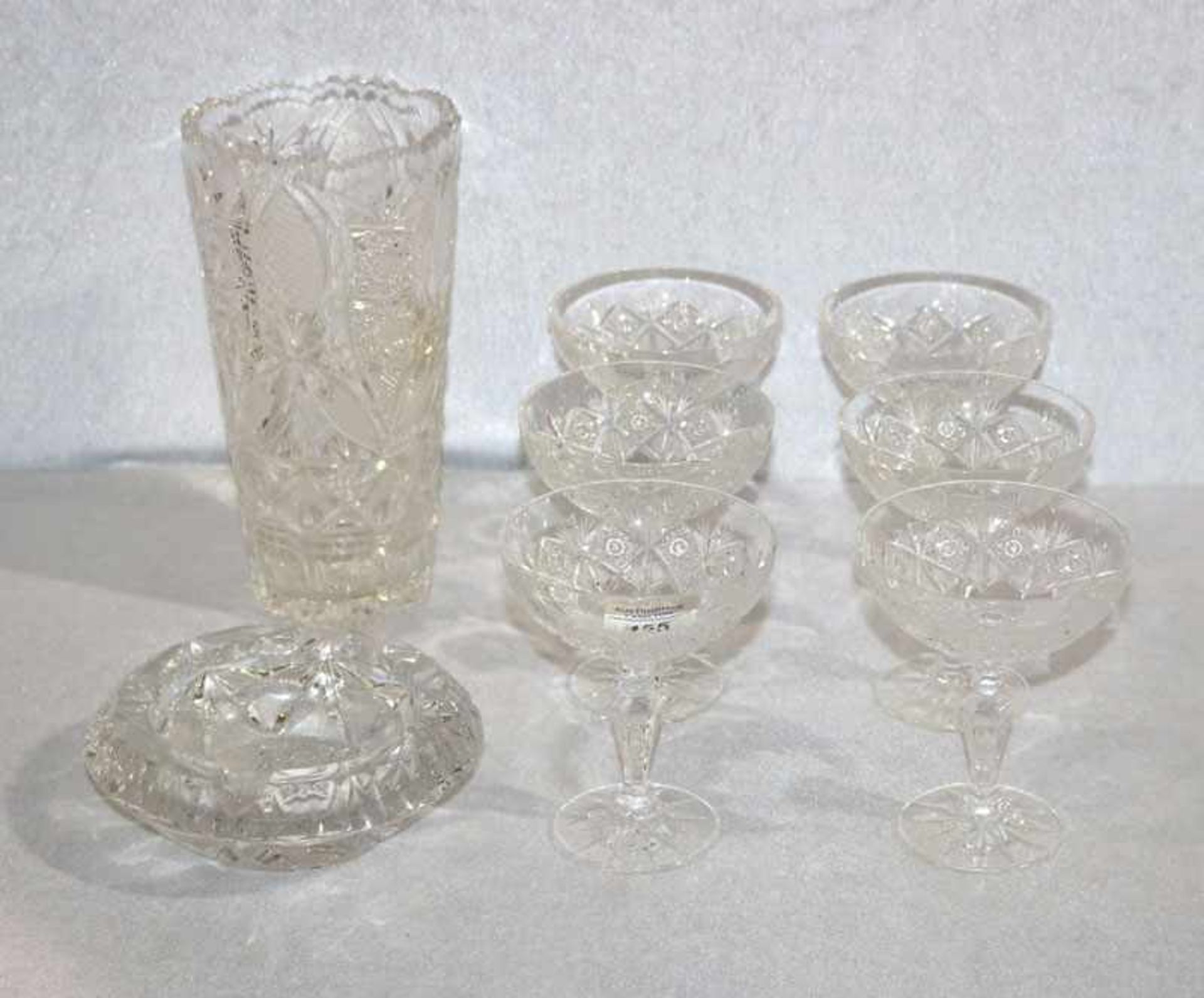 Kristallglas-Konvolut: Vase, H 22 cm, D 12 cm, 6 Sektschalen, H 13 cm, und Aschenbecher, H 5 cm, D