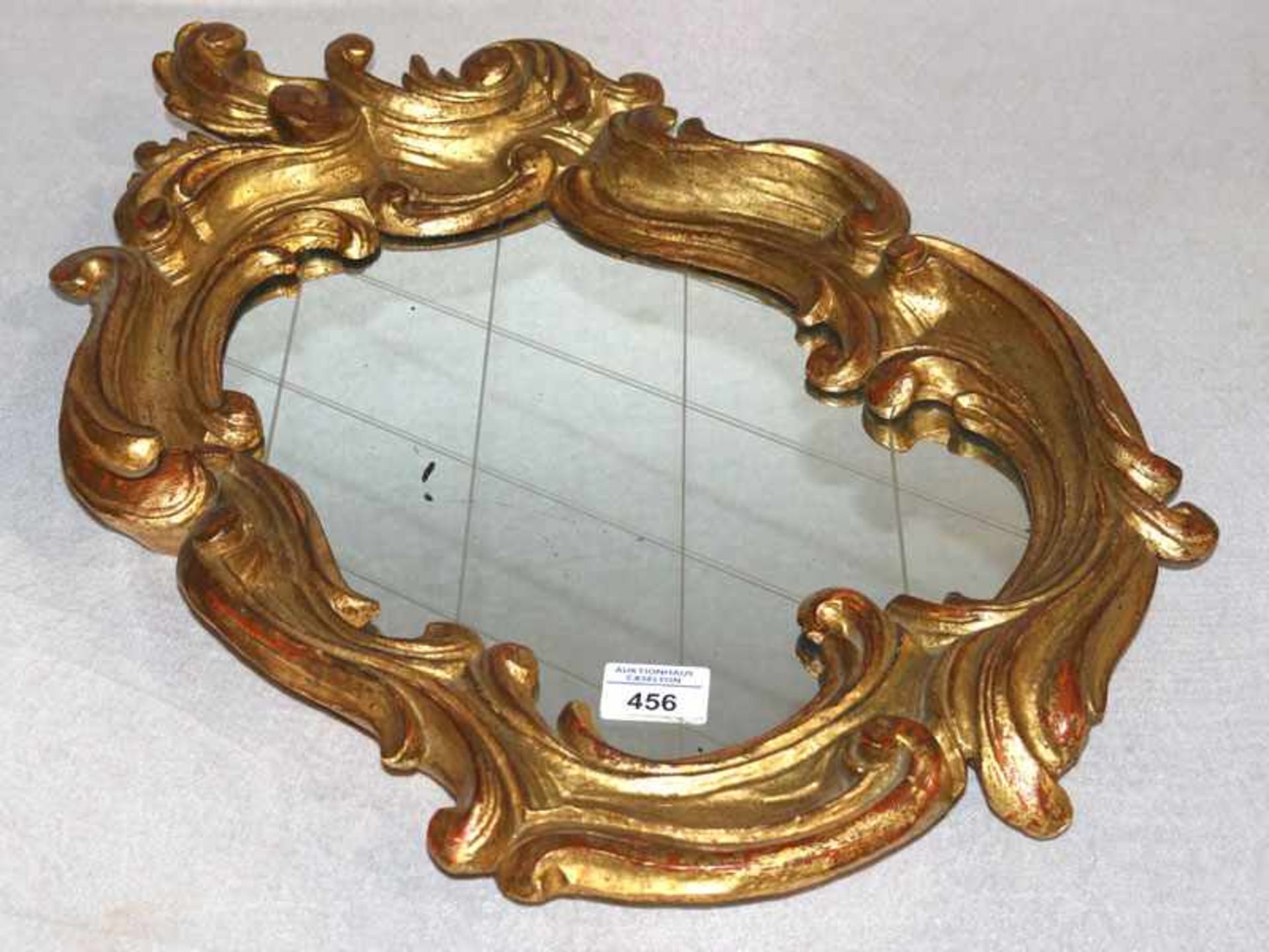 Dekorativer Wandspiegel in goldenem Holzrahmen, Spiegel mit graviertem Muster, H 57 cm, B 37 cm,