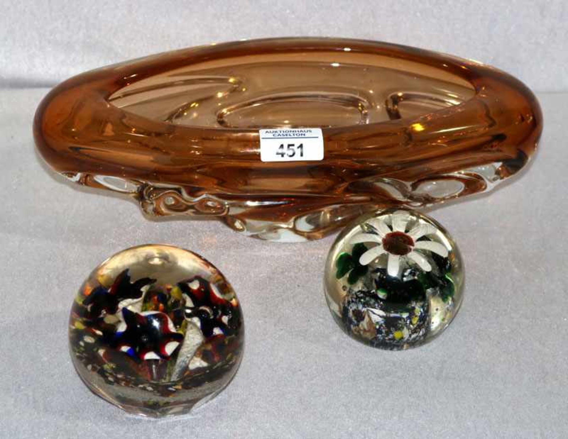 Glasschale in länglicher, ausgefallener Form, bernsteinfarben, H 11 cm, L 33 cm, und 2 Glas