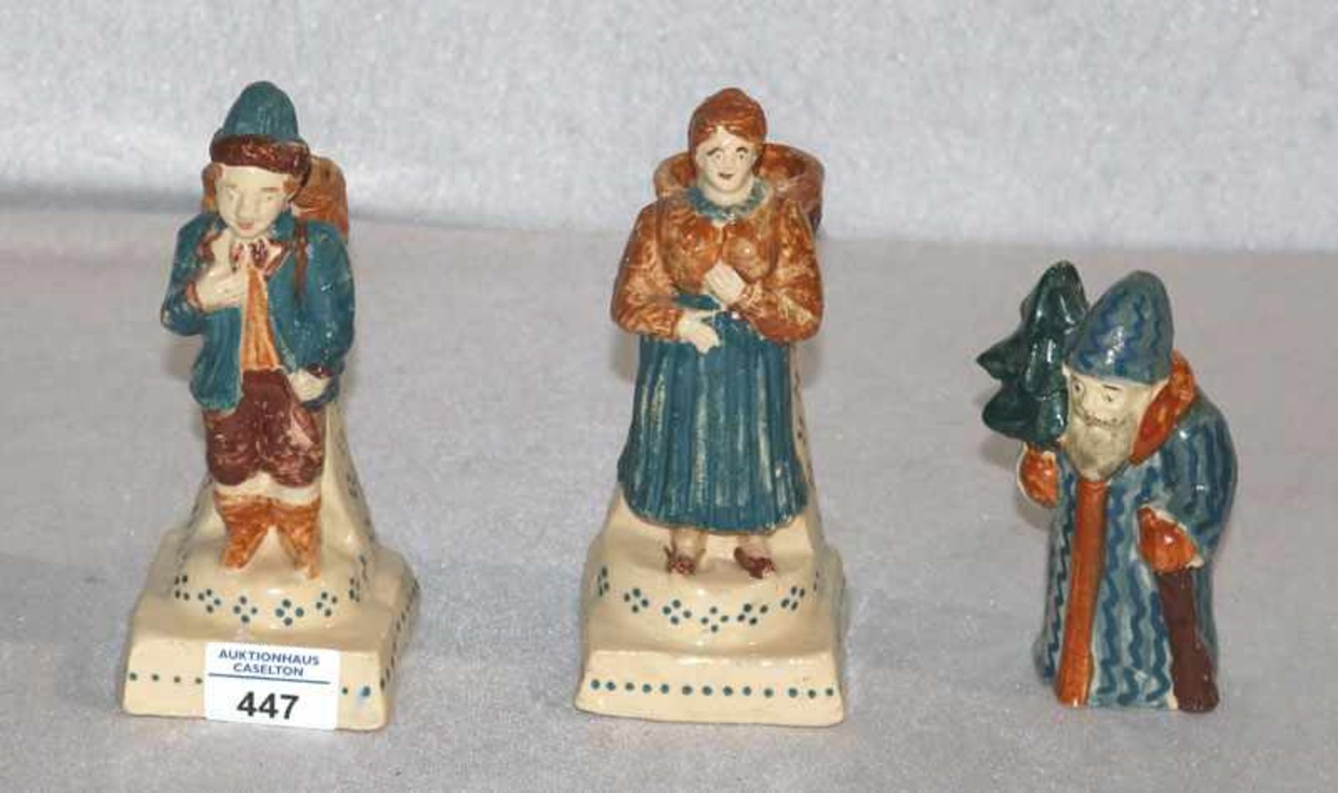 Ton Figurenpaar, H 18 cm, und Tonfigur Nikolaus, H 13 cm, alles blau/braun glasiert, altersbedingter