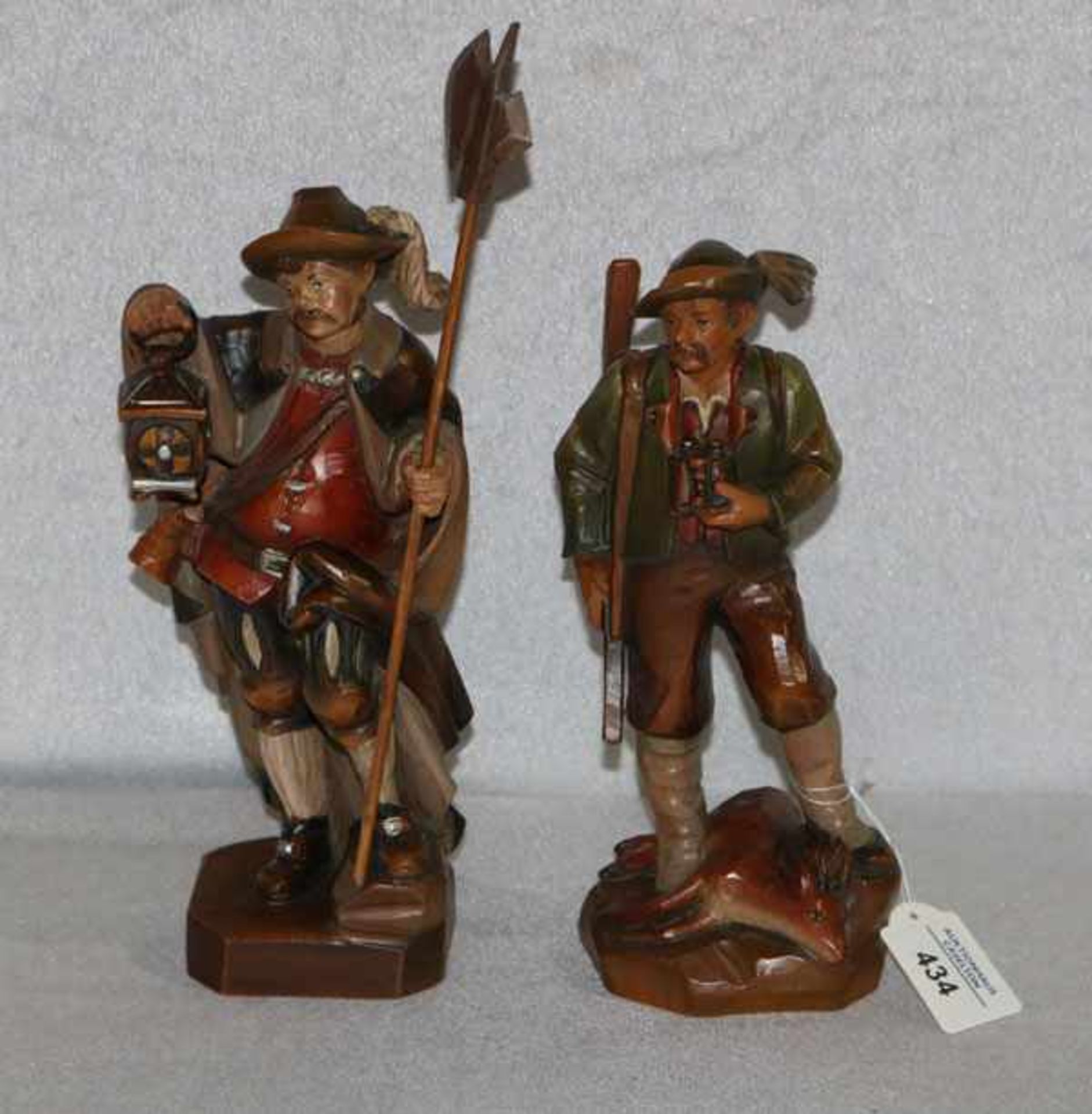 2 Holzskulpturen 'Jäger mit Rehbock', und 'Nachtwächter', beide farbig gefaßt, H 25/32 cm,