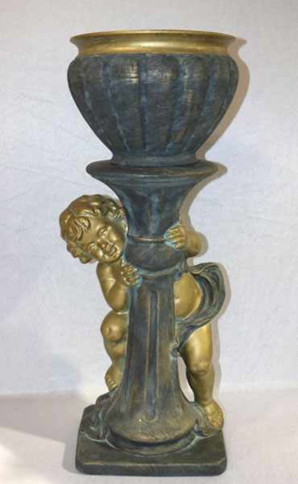 Keramik Blumenschale auf Fuß mit plastischem Engeldekor, grau/gold bemalt, teils bestossen und