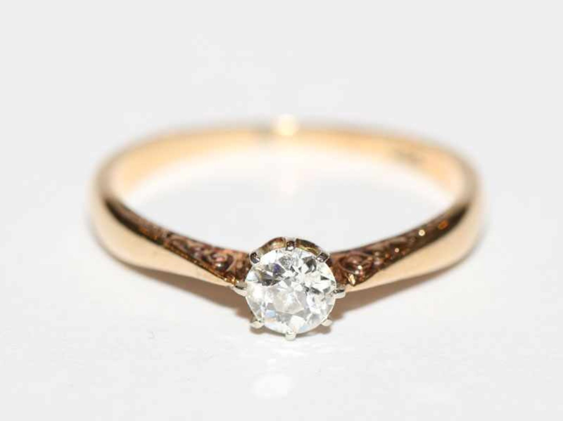 14 k Gelbgold Ring mit Diamant, ca. 0,30 ct., Ringschiene seitlich teils graviert, Gr. 55