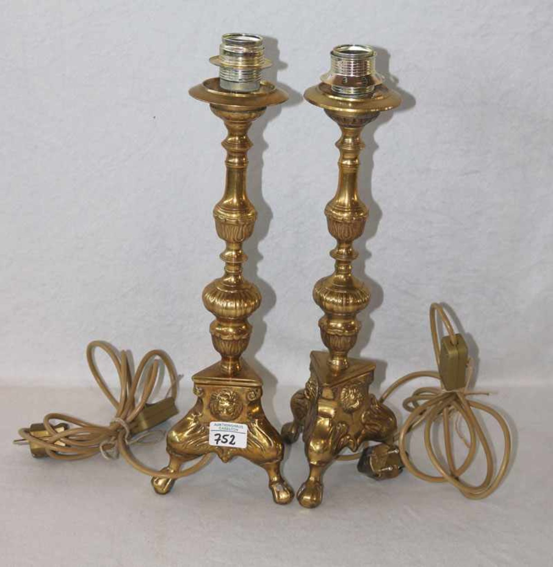 Paar elektrifizierte Messing Kerzenleuchter, H 46 cm, Gebrauchsspuren