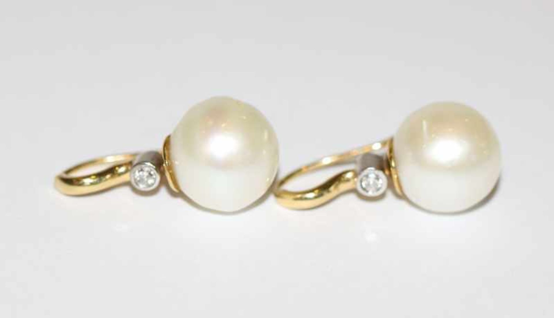 Paar 18 k Gelbgold Perlen-Ohrhänger mit in Weißgold gefaßten Diamanten, 9 gr. L 2,5 cm