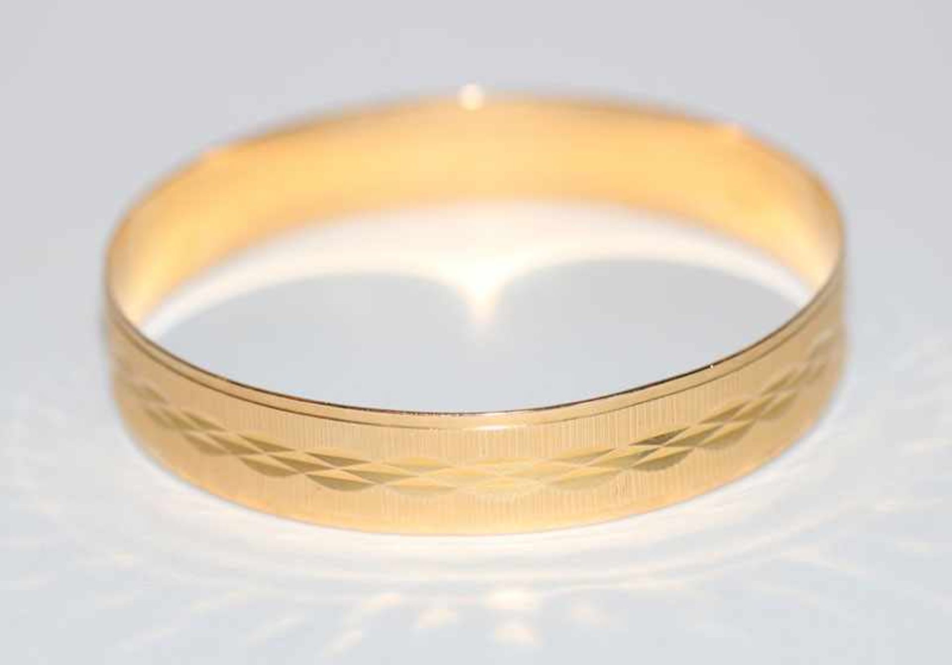 18 k Gelbgold Armreif, graviert, D 7 cm, 24,9 gr.