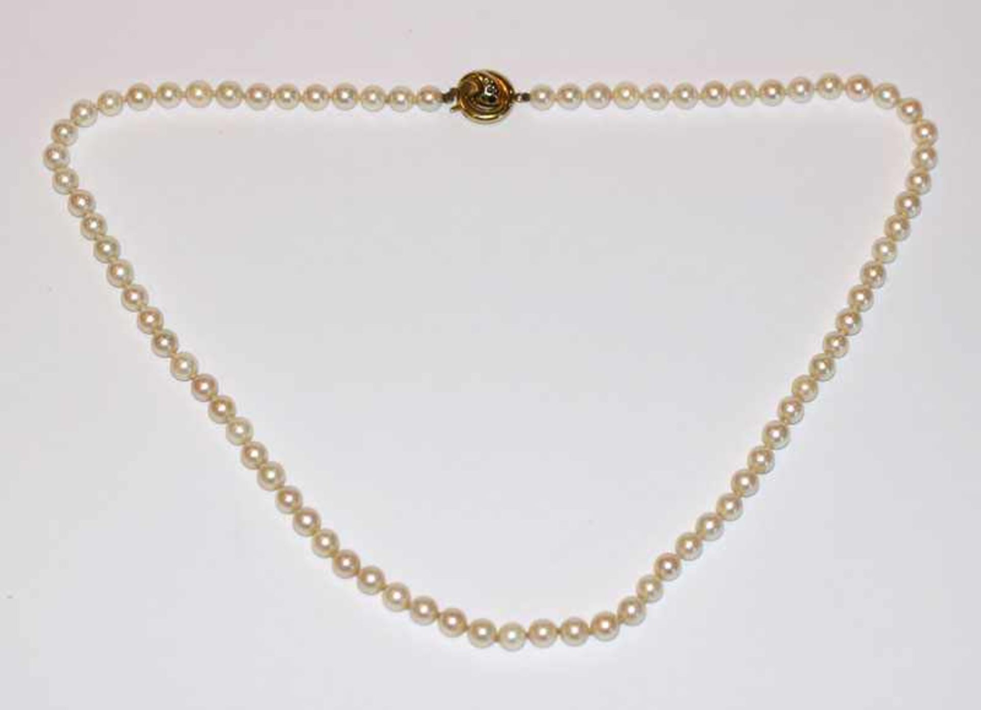 Perlenkette mit 14 k Gelbgold Schließe, besetzt mit Farbsteinen, L 46 cm