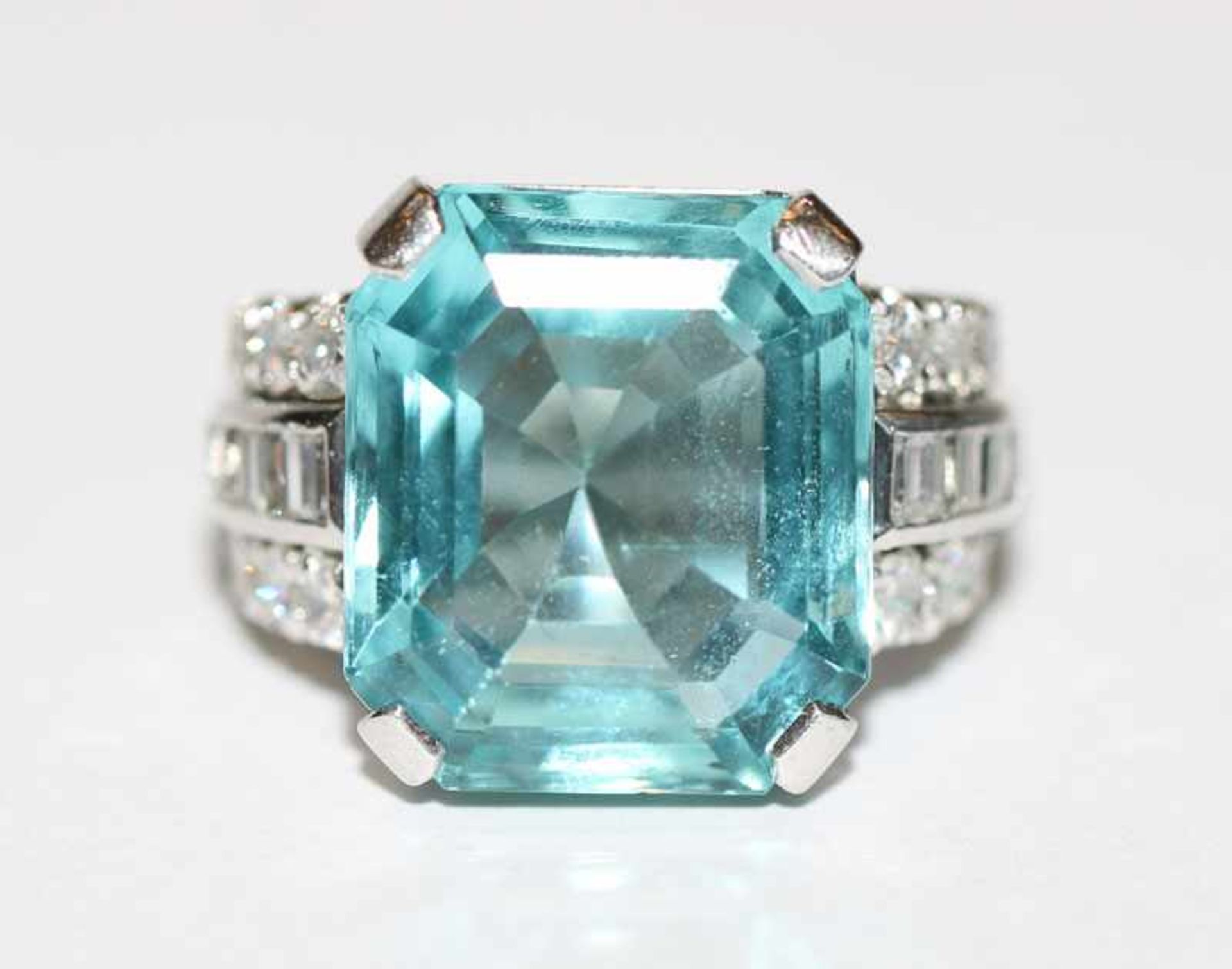 18 k Weißgold/PLatin Ring mit Aquamarin und 12 Diamanten, zus. ca. 0,80 ct., Gr. 54, schöne