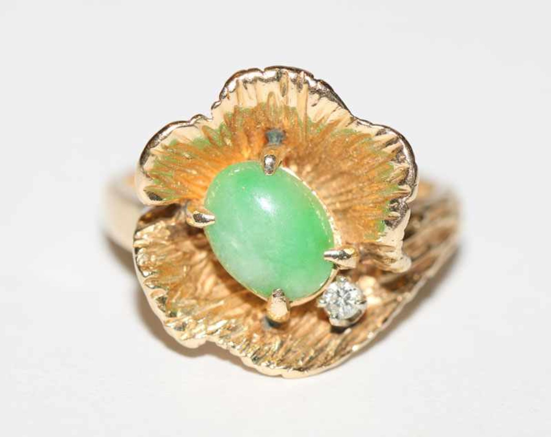 14 k Gelbgold Ring in Form eines Ginkoblattes mit Jade, Gr. 53, 6,2 gr.
