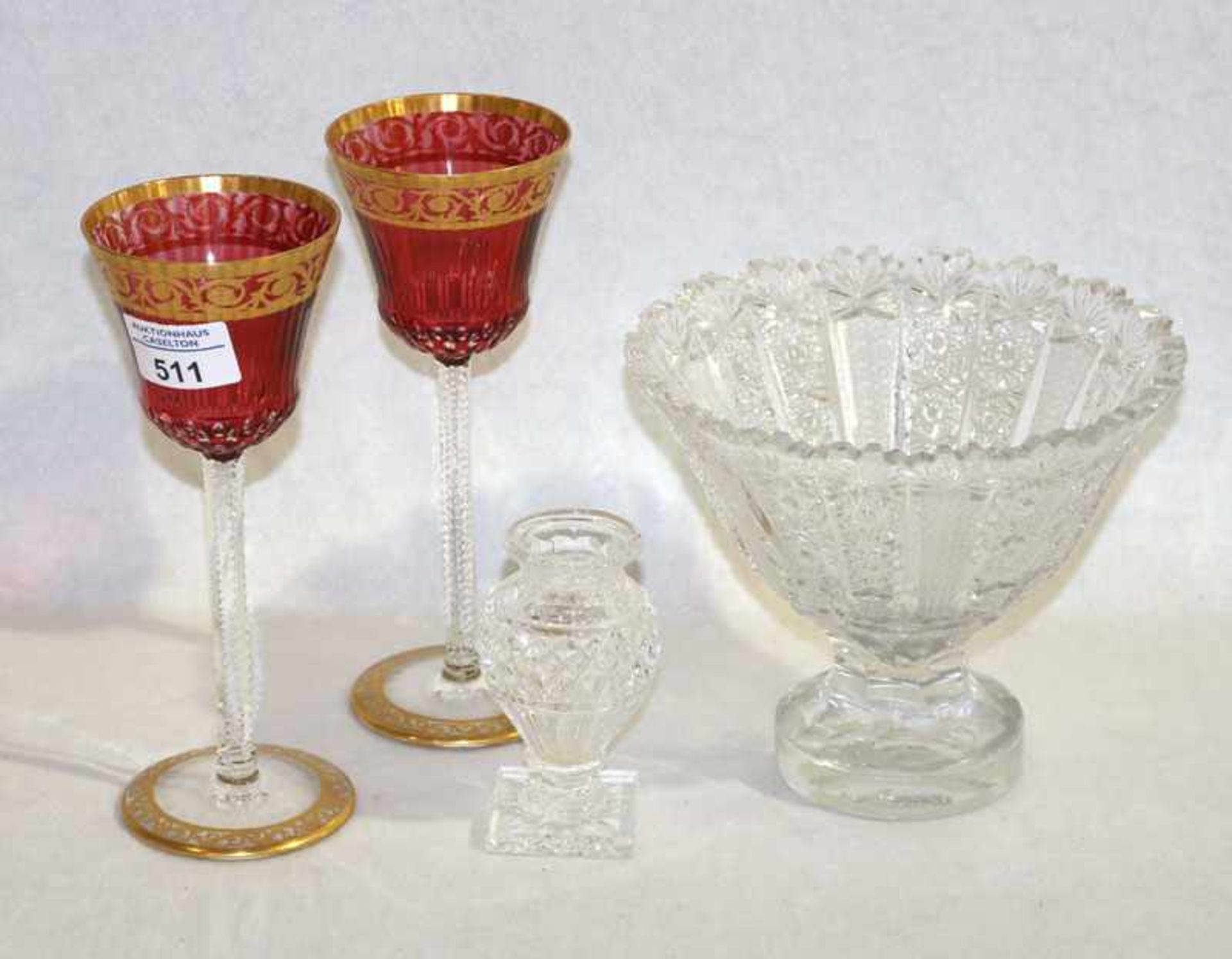 Glas-Konvolut: Kristall Fußschale mit feinem Schliffdekor, H 15 cm, D 18 cm, Kristall Vase mit