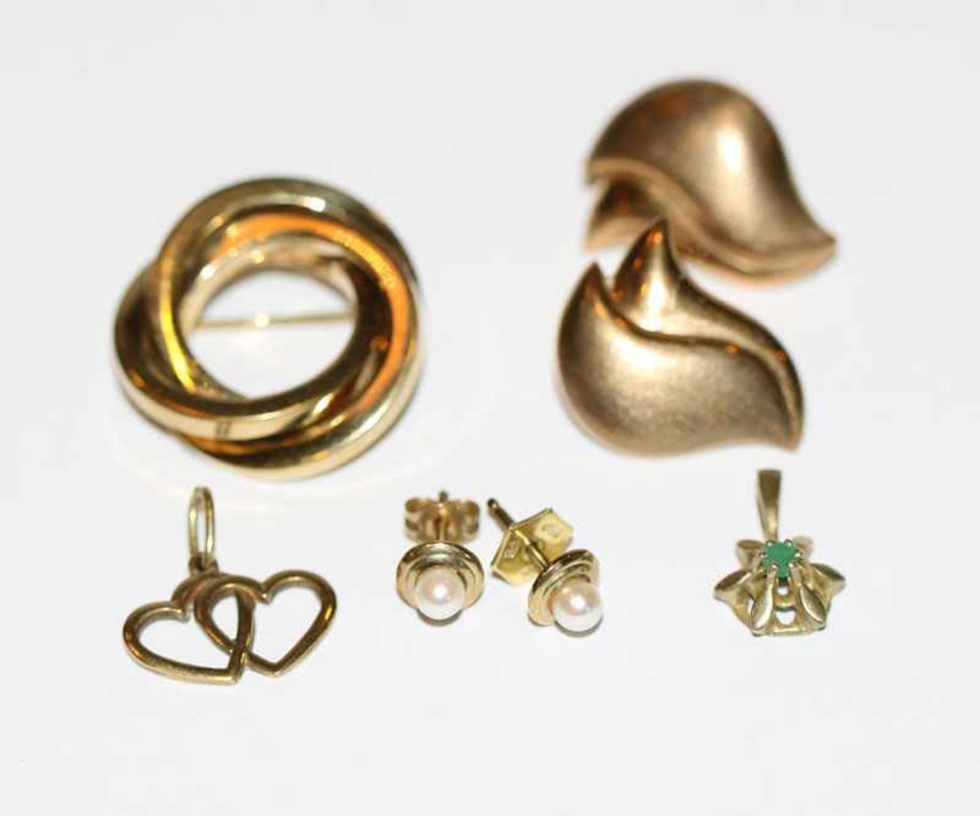 8 k Gelbgold Schmuck: Brosche, B 2,4 cm, Paar Ohrstecker, teils mattiert, Paar Perlen-Ohrstecker,