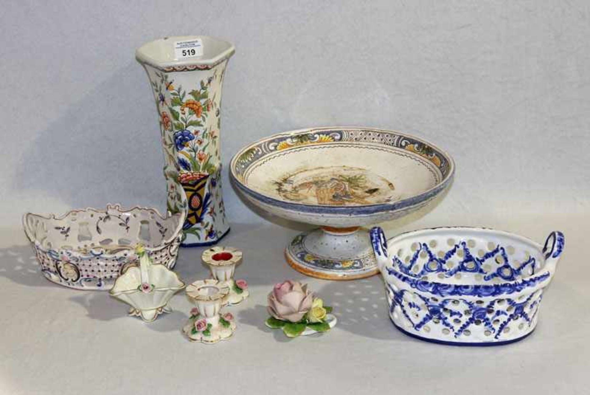 Porzellan/Keramik-Konvolut: Fußschale, H 14 cm, D 30 cm, Paar Kerzenleuchter, H 5,5 cm, D 6 cm,