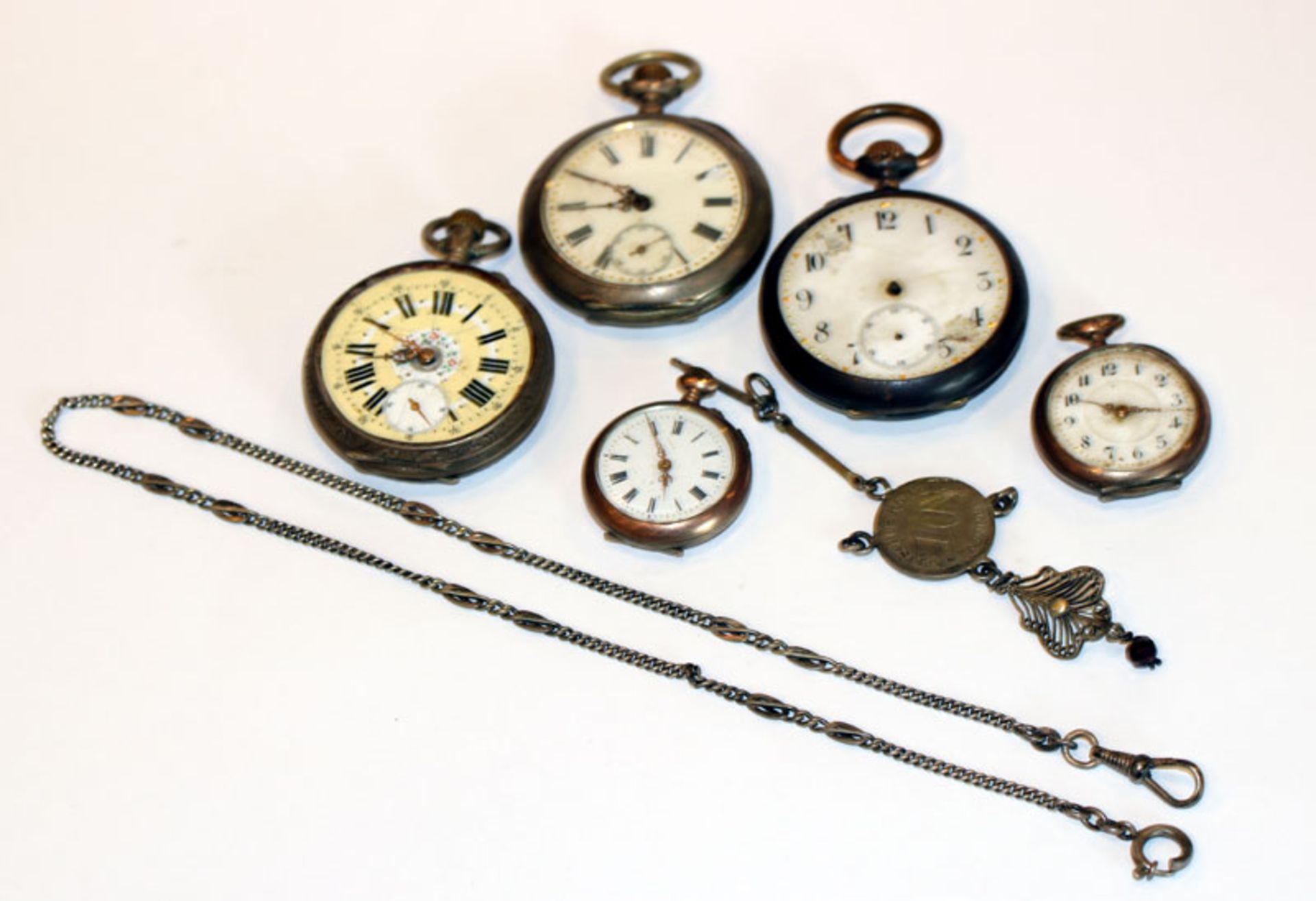 Konvolut von 4 Silber Taschenuhren, eine Taschenuhr mit Stahlgehäuse, und Silber Uhrenkette, teils