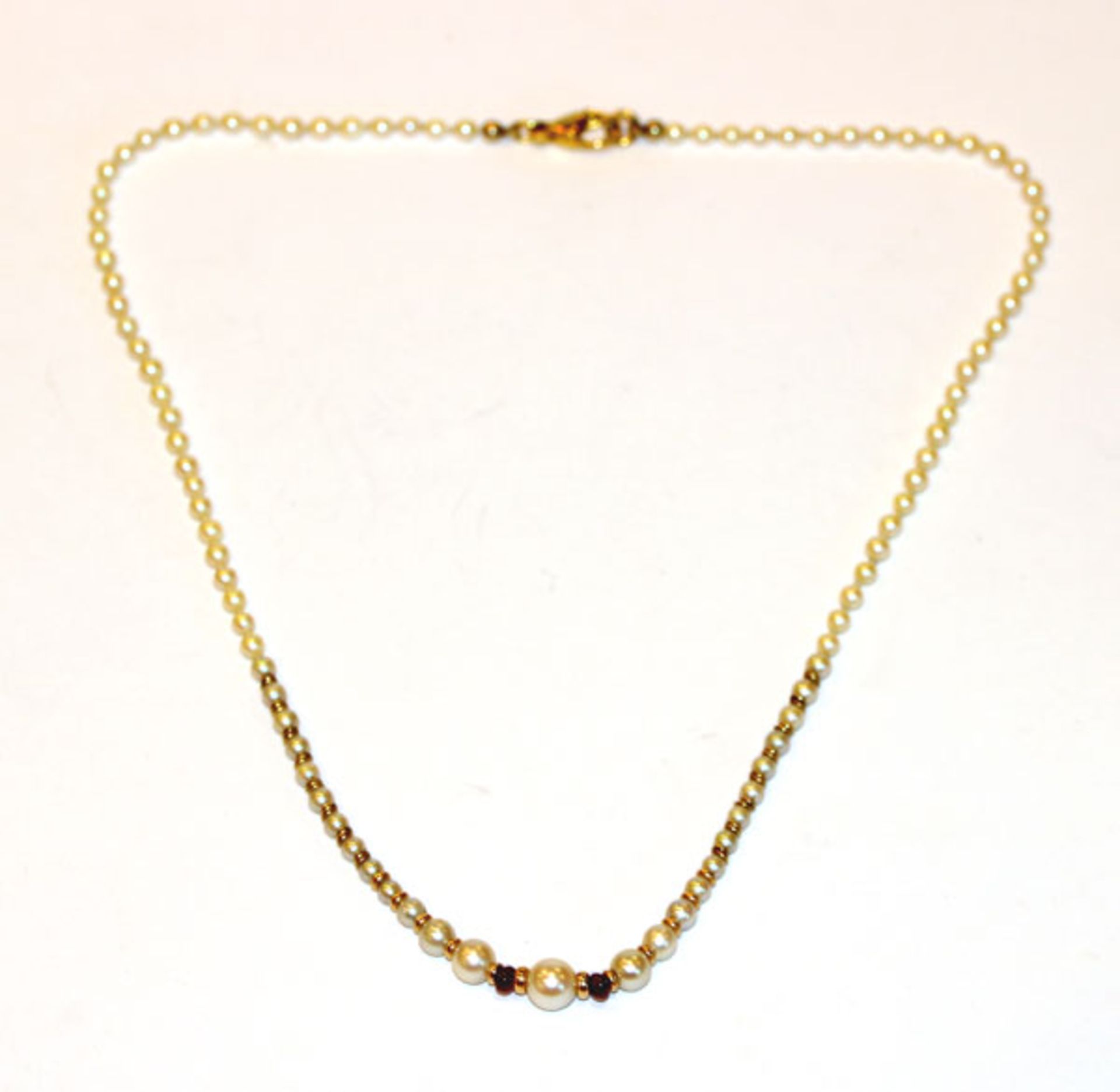 Feine Perlenkette mit 2 Rubinperlchen, 14 k Gelbgold Schließe, L 42 cm
