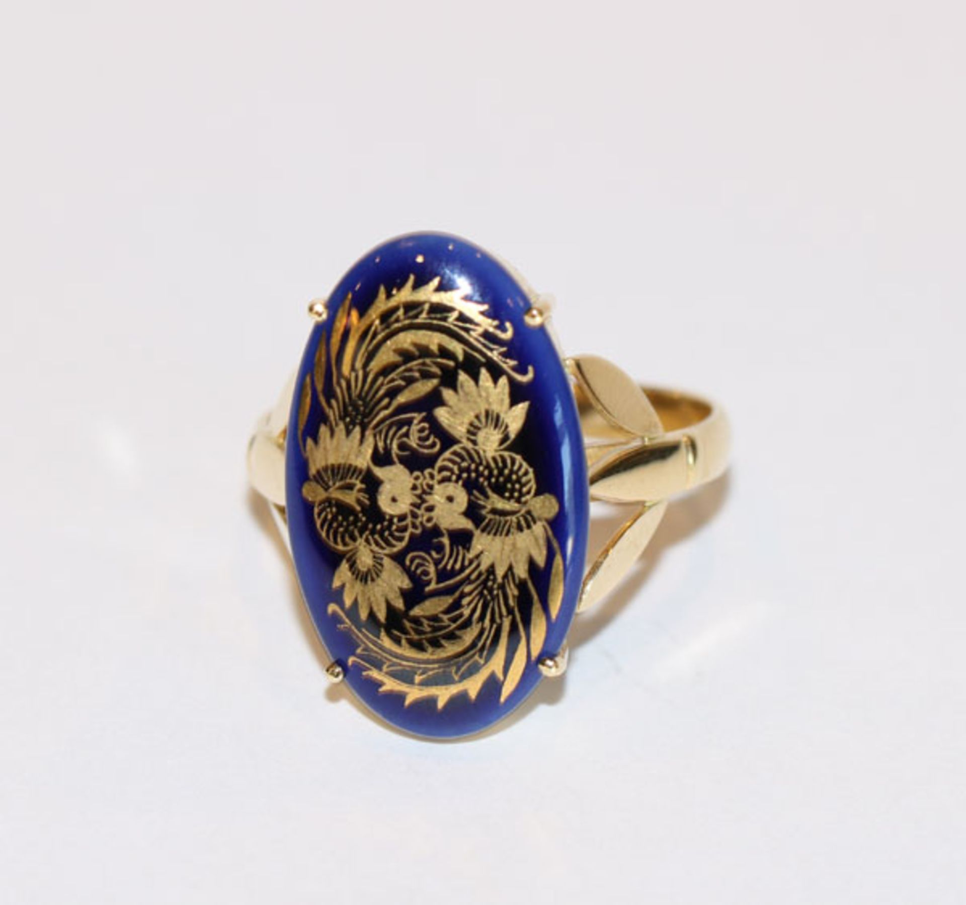 18 k Gelbgold Ring mit Meissen Porzellaneinlage, dunkelblau mit goldenem Dekor, Gr. 68, schöne