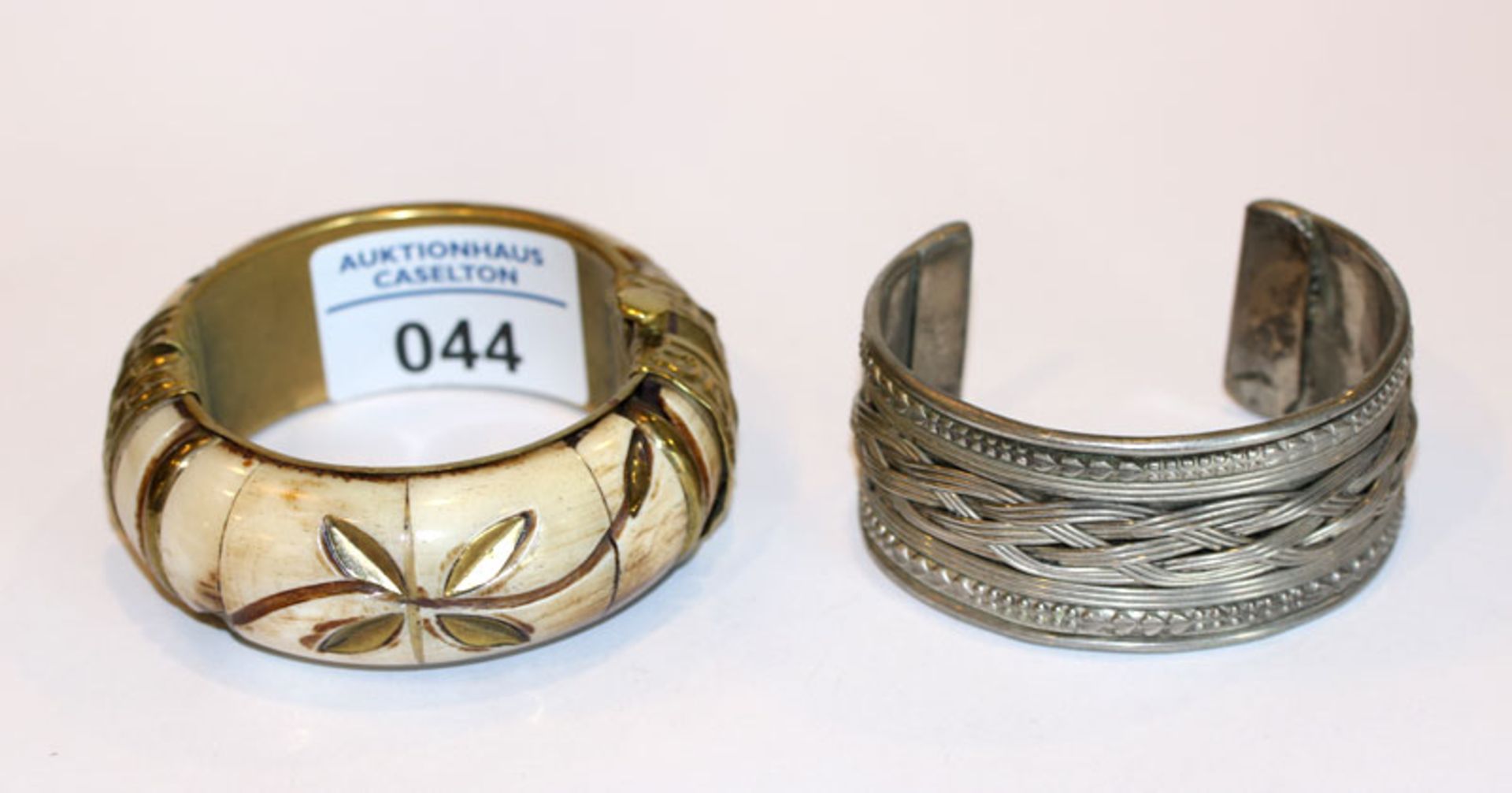 Metall/Bein Armreif, schön verziert, D ca. 6 cm, und Metall Armspange mit Reliefdekor, D 6,5 cm